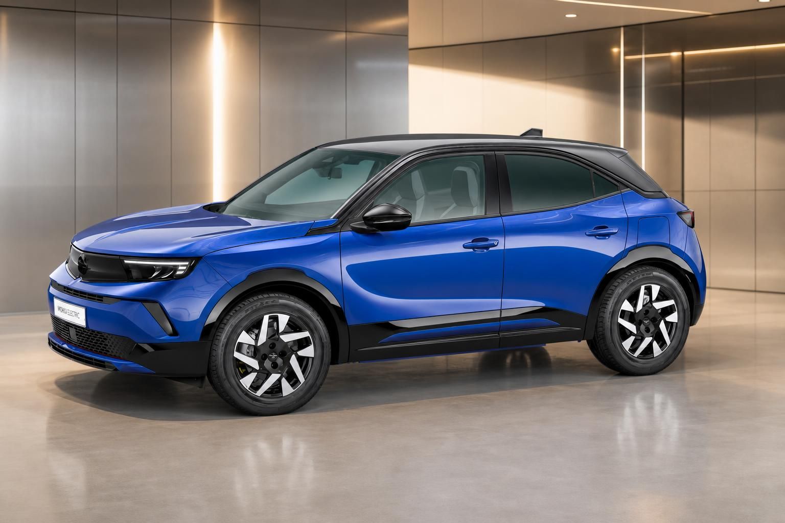 Opel Mokka Electric blau Seitenansicht im Showroom