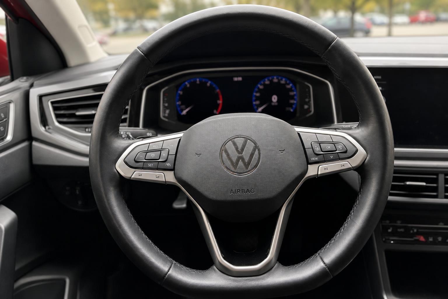 Lederlenkrad mit Multifunktionstasten im VW Innenraum