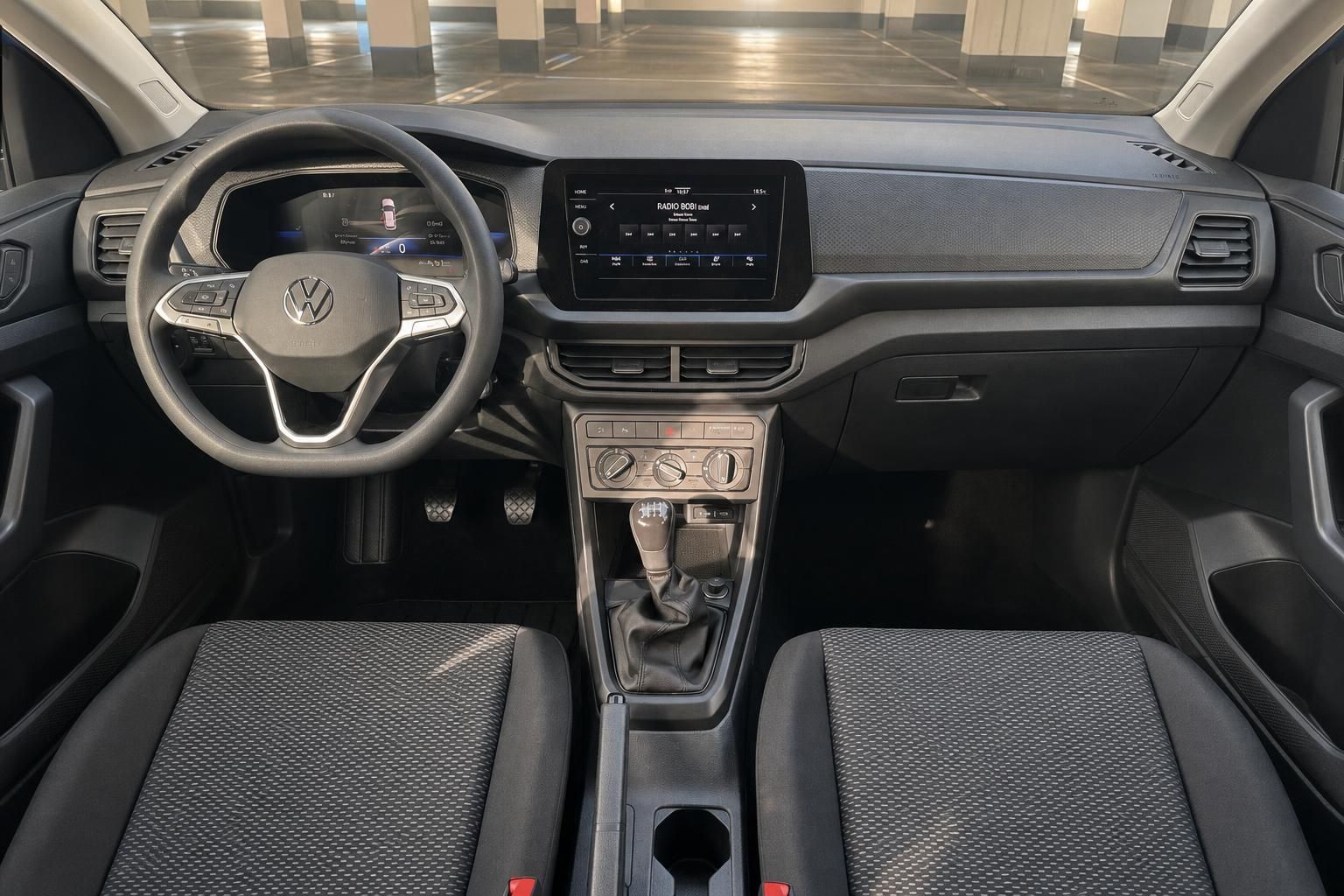 VW T-Cross Cockpit mit digitalem Tacho, Infotainment-Display und Schaltgetriebe