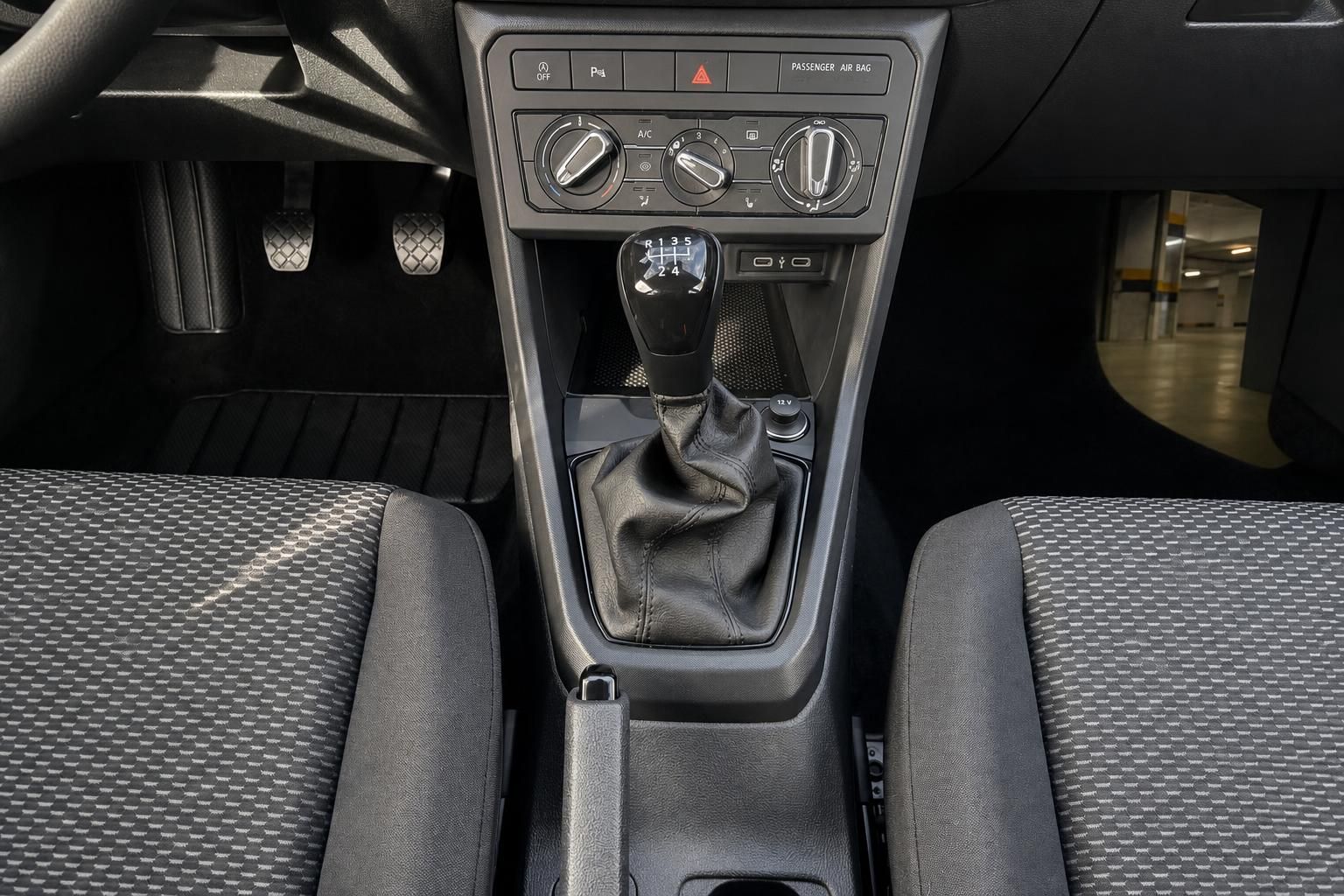 VW Schaltgetriebe 5-Gang mit Klimabedienfeld und Mittelkonsole im Fahrzeuginnenraum