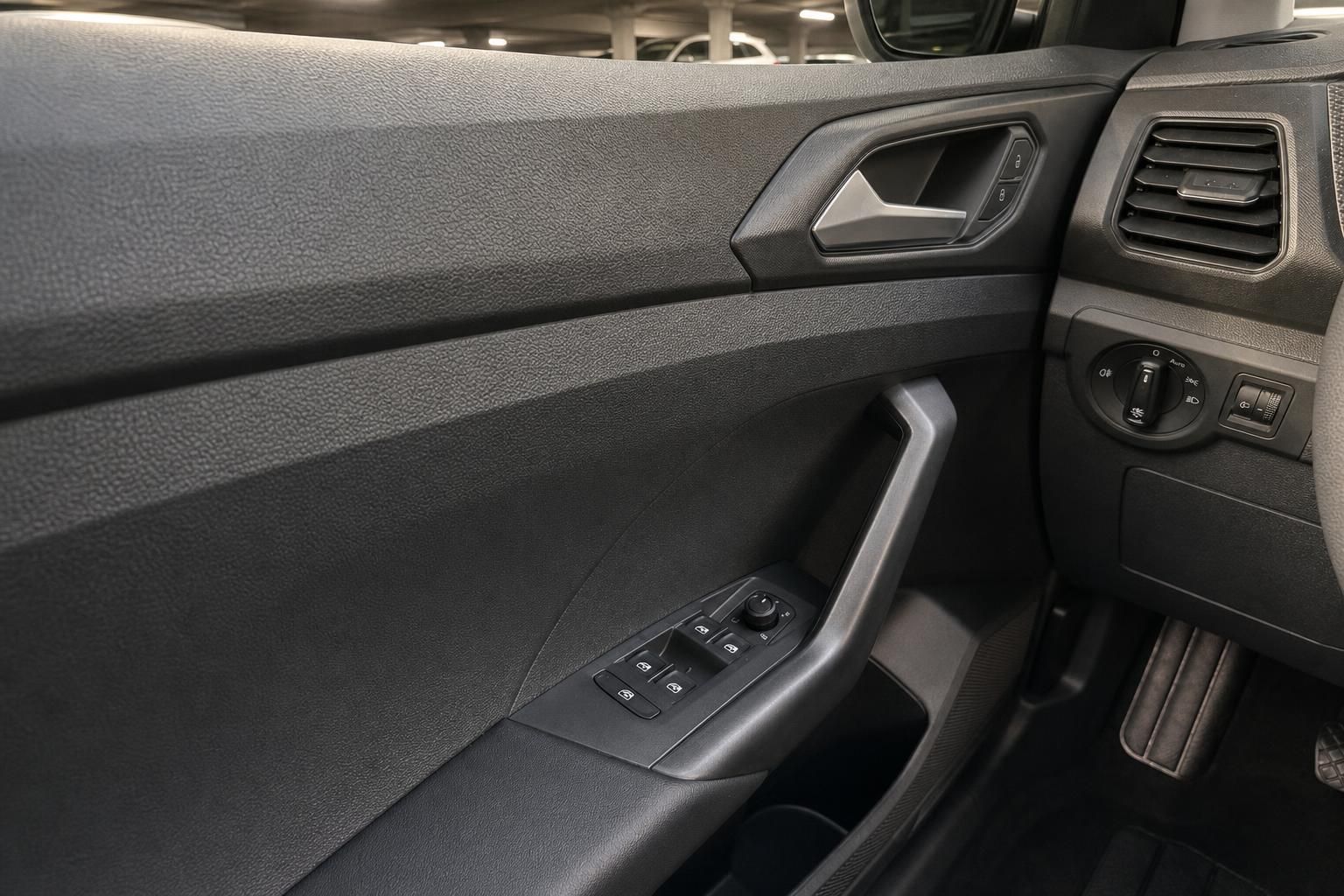 VW Fahrzeuginnenraum Fahrertür mit elektrischen Fensterhebern und Türverkleidung