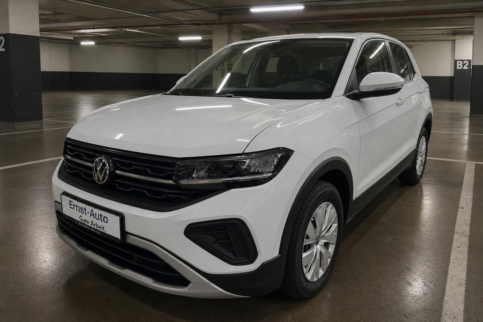 VW T-Cross weiss Frontansicht schräg links im Parkhaus – Ernst-Auto