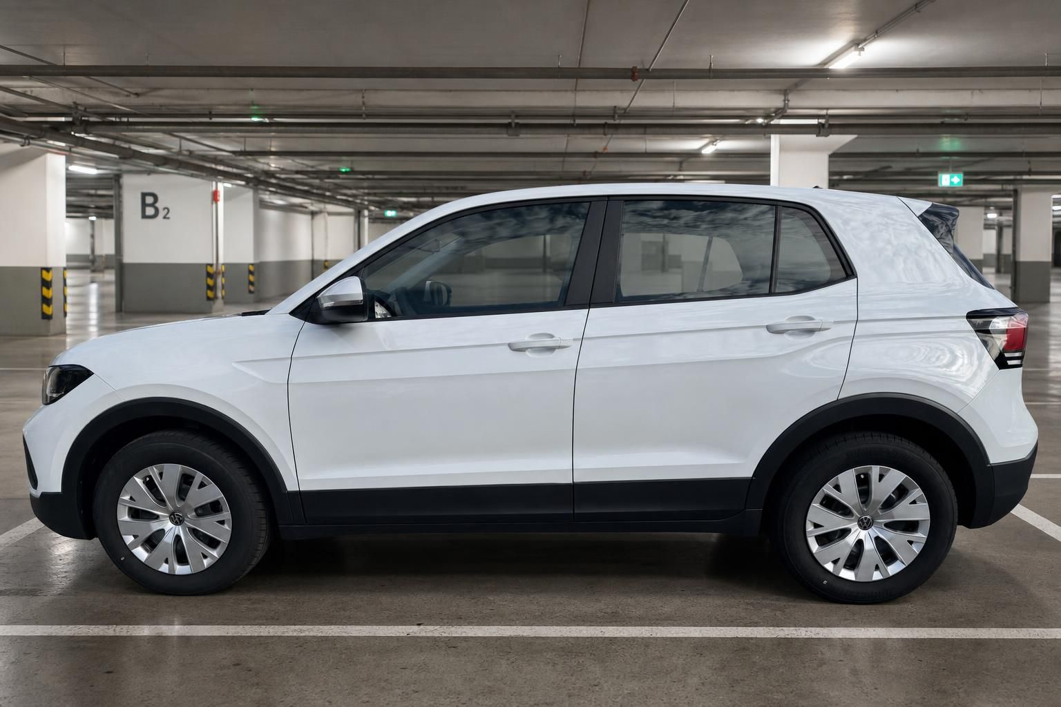 VW T-Cross weiss Seitenansicht links im Parkhaus – kompakter SUV