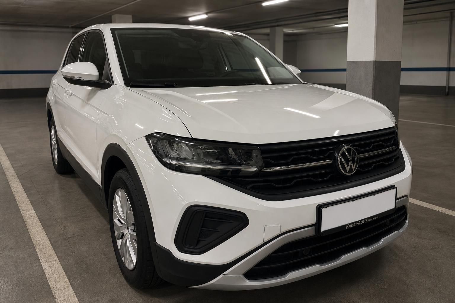 VW T-Cross weiss Frontansicht schräg rechts im Parkhaus – SUV Neuwagen