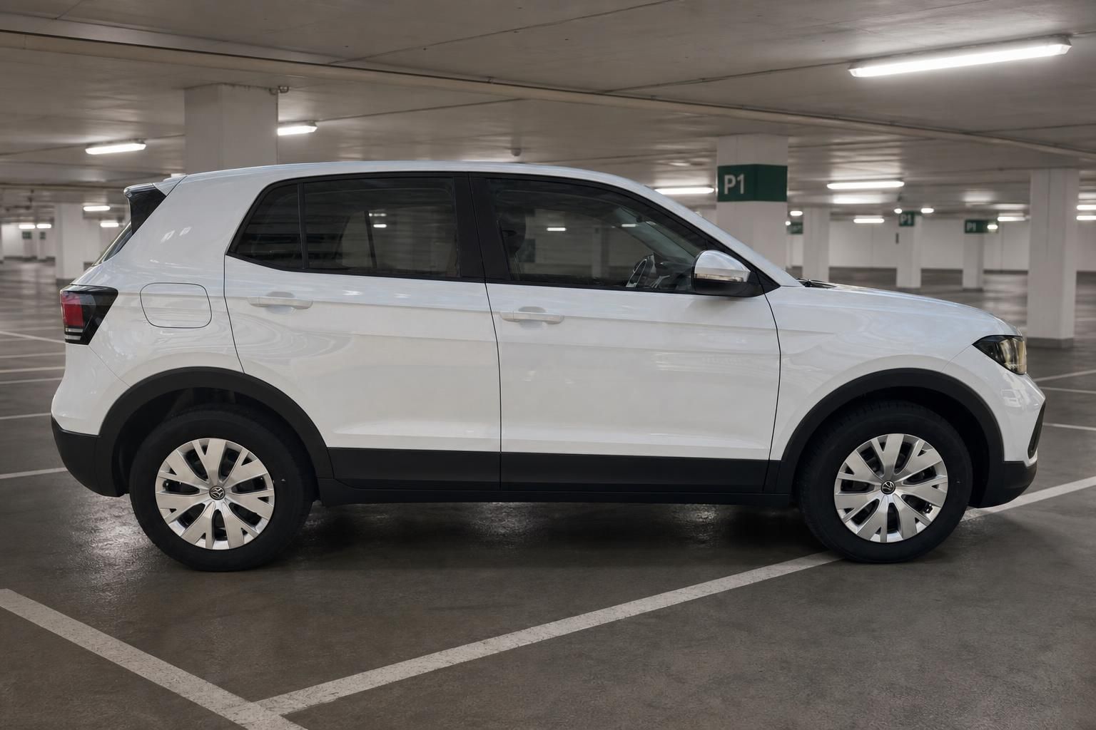 VW T-Cross weiss Seitenansicht rechts im Parkhaus – kompakter SUV