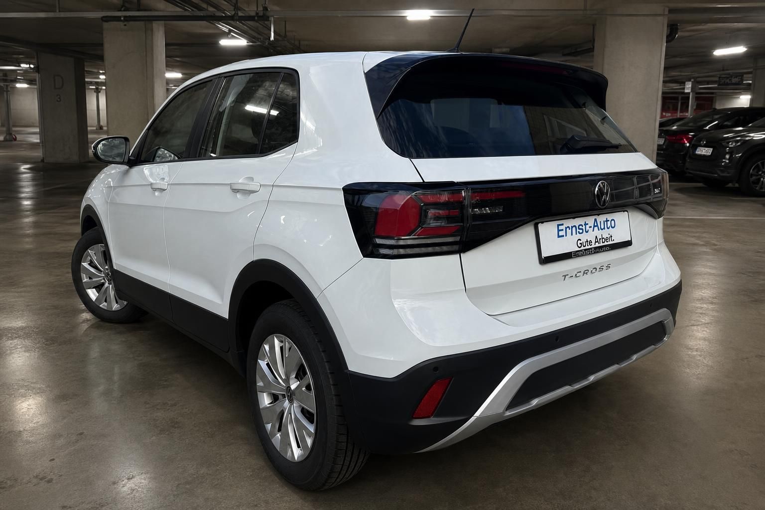 VW T-Cross weiss Heckansicht im Parkhaus – Gebrauchtwagen kaufen