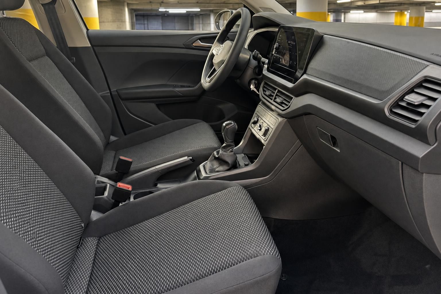 VW T-Cross Innenraum Fahrerseite mit Lenkrad, Schalthebel und Touchscreen