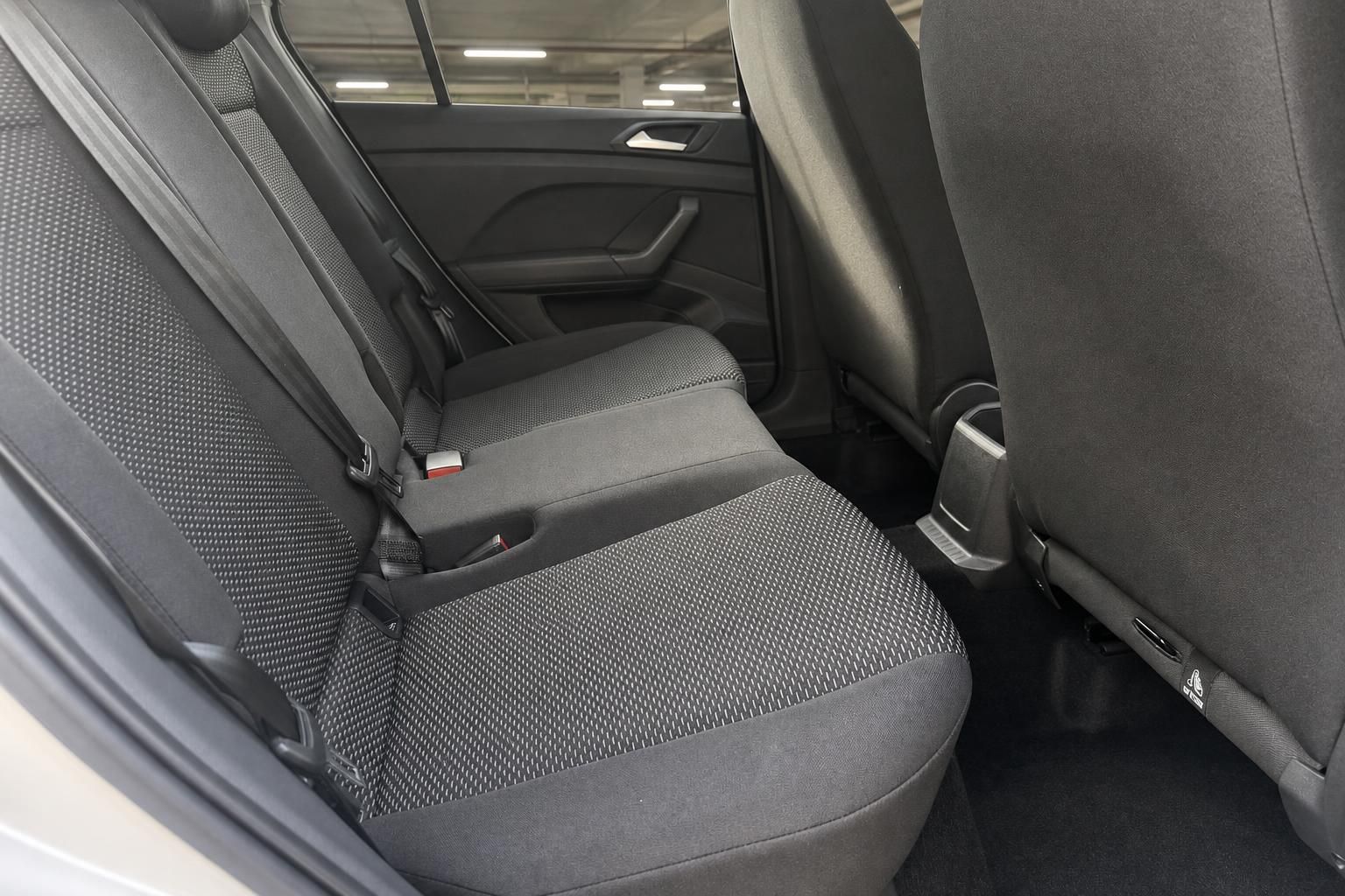 VW T-Cross Innenraum Rücksitzbank mit Stoffbezug und Sicherheitsgurten