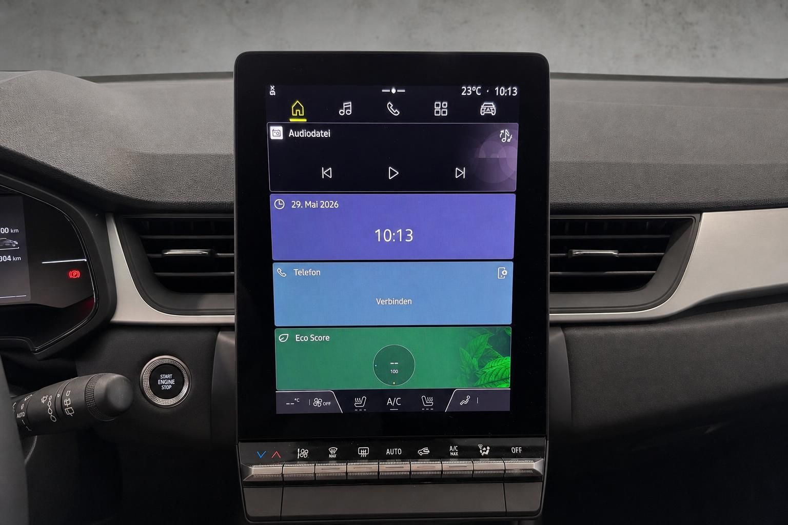 Infotainment-Display mit Menü und Klimabedienung im Fahrzeuginnenraum