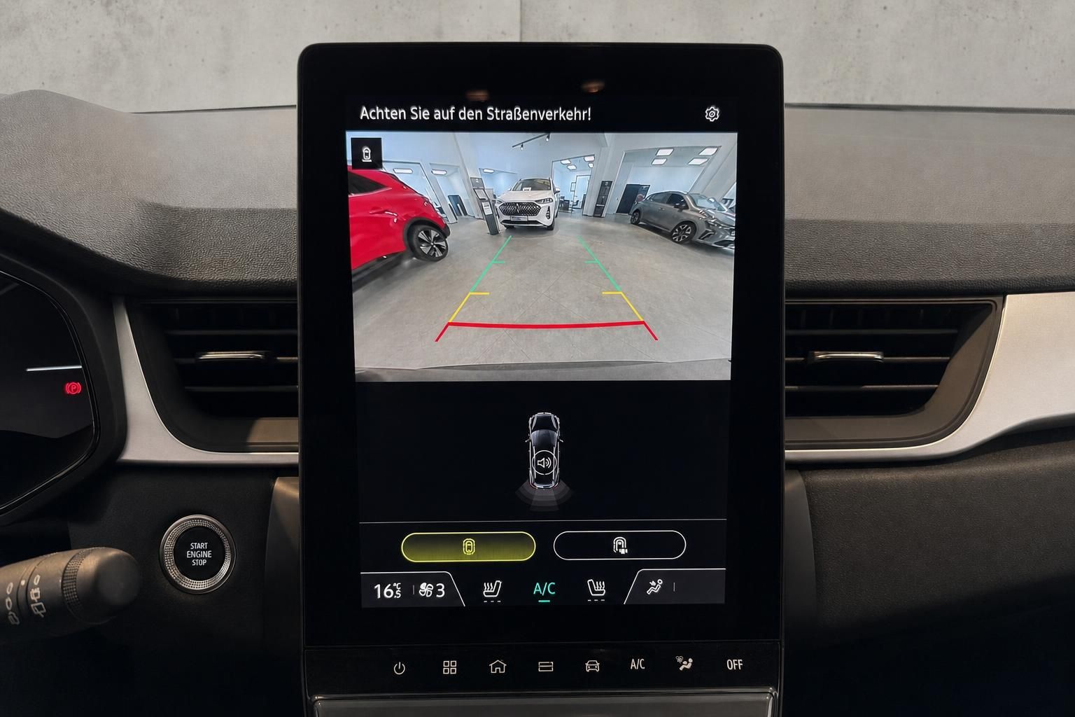Rückfahrkamera-Display mit Parkassistent im Fahrzeugcockpit