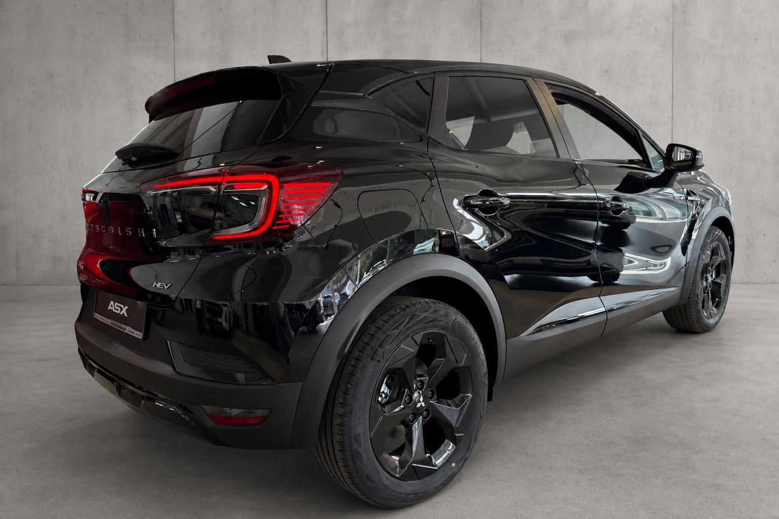 Mitsubishi ASX HEV schwarz, Heckansicht mit Rücklichtern im Studio
