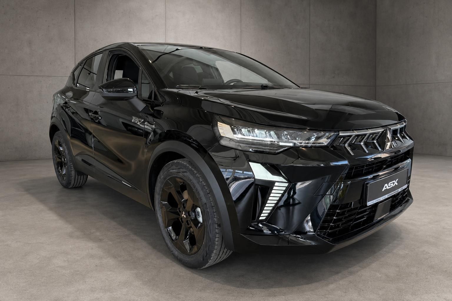 Mitsubishi ASX schwarz, Frontansicht mit LED-Scheinwerfern im Studio