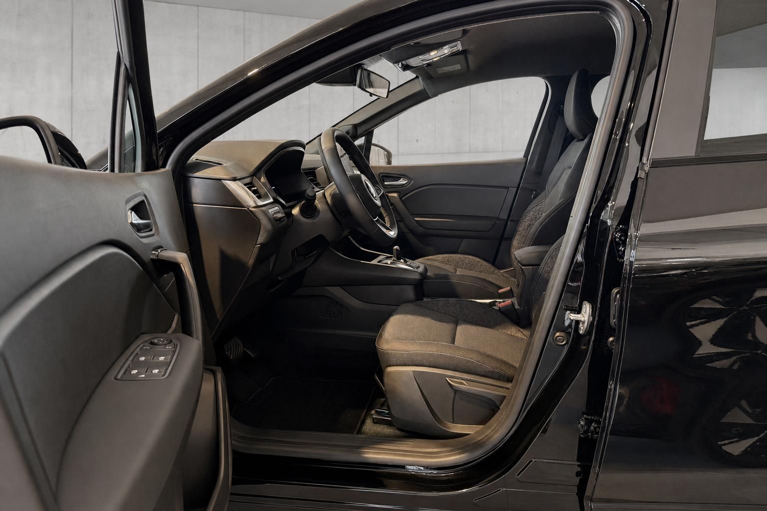 Mitsubishi ASX Innenraum mit Cockpit und Ledersitzen, Fahrertür geöffnet