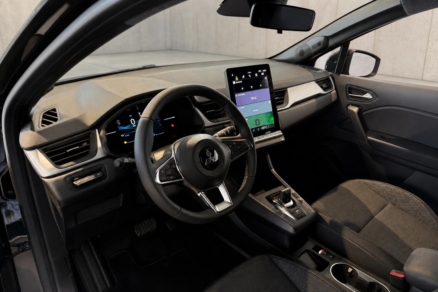 Mitsubishi Cockpit mit Lenkrad und Touchscreen Infotainment
