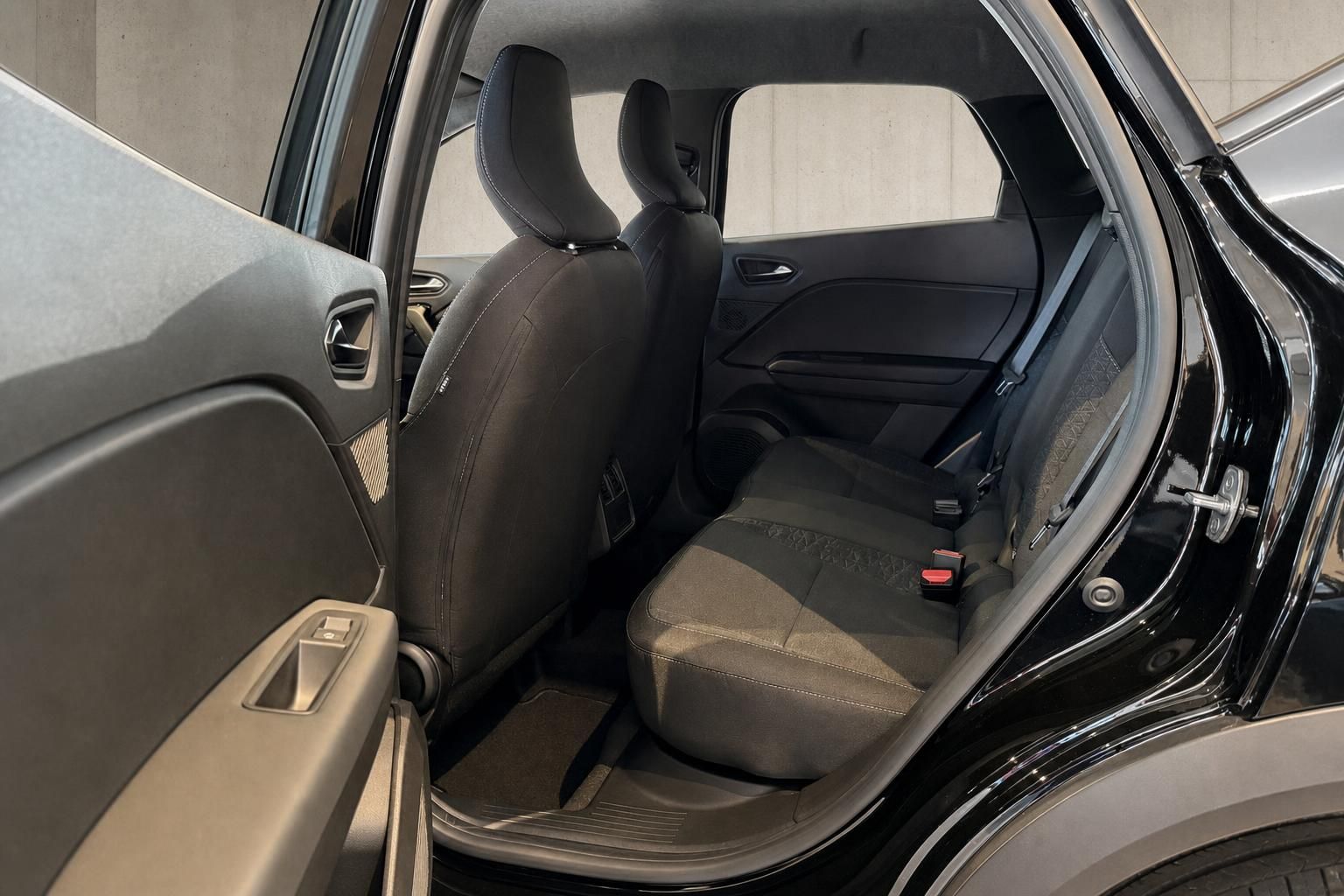 Mitsubishi Rücksitze Innenraumansicht mit geöffneter Tür