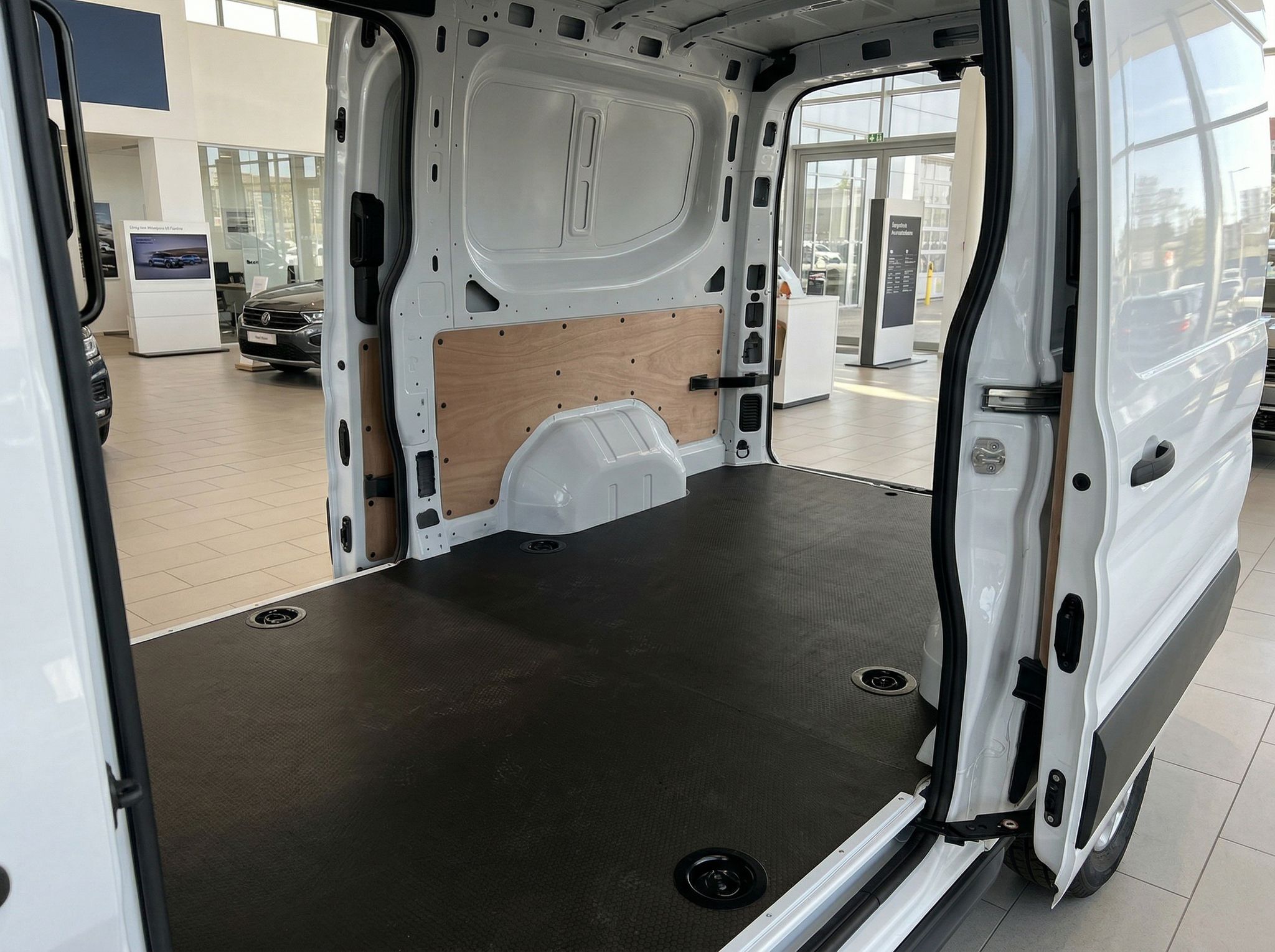 Renault Transporter Laderaum mit Gummimatte und Trennwand