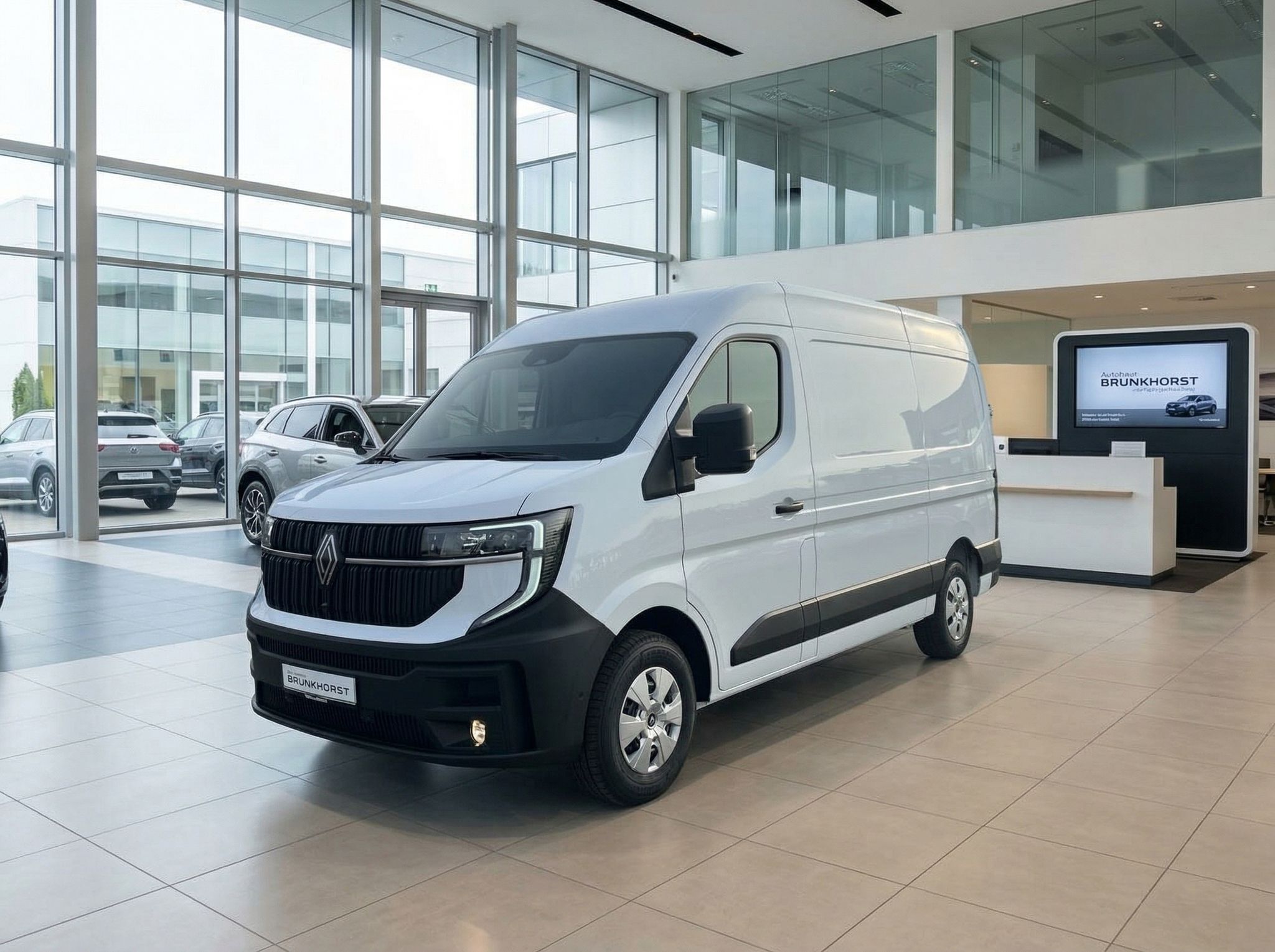 Weißer Renault Master Transporter im Autohaus Showroom - Seitenansicht mit modernem Design