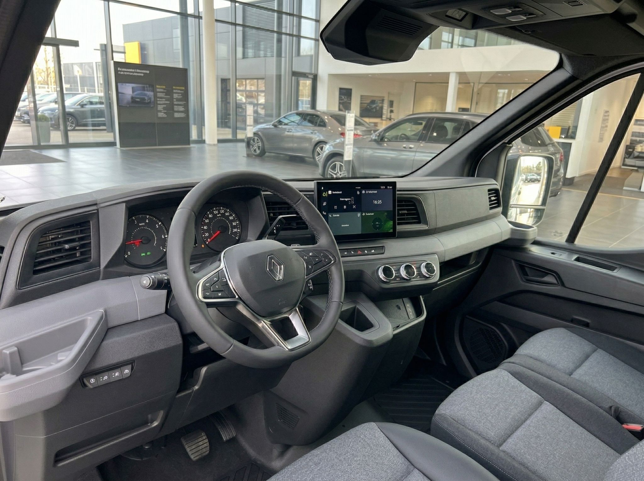Renault Innenraum mit Lenkrad, Armaturenbrett und Touchscreen im Autohaus