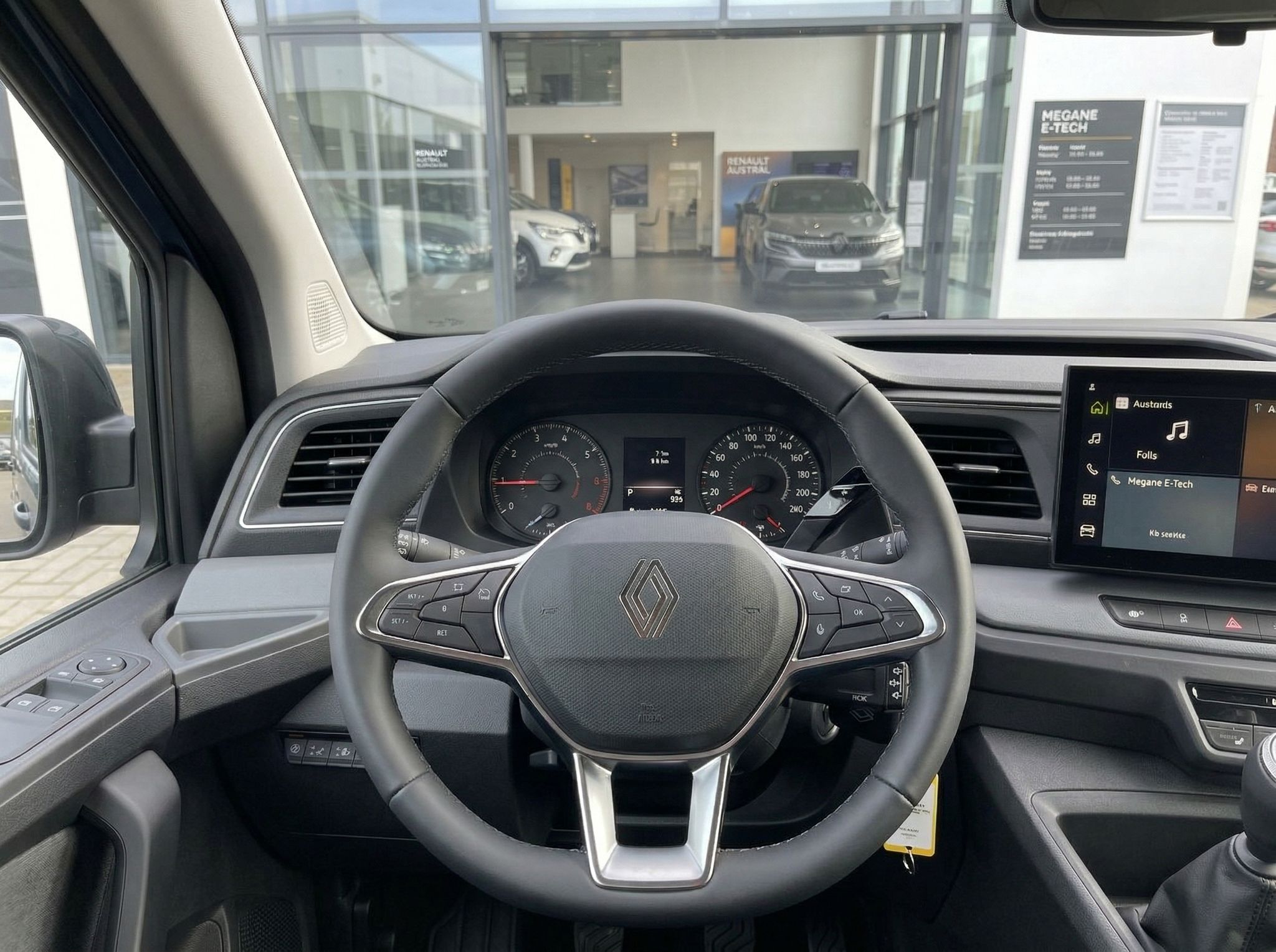 Renault Cockpit mit Lenkrad, Tacho und Infotainment-System