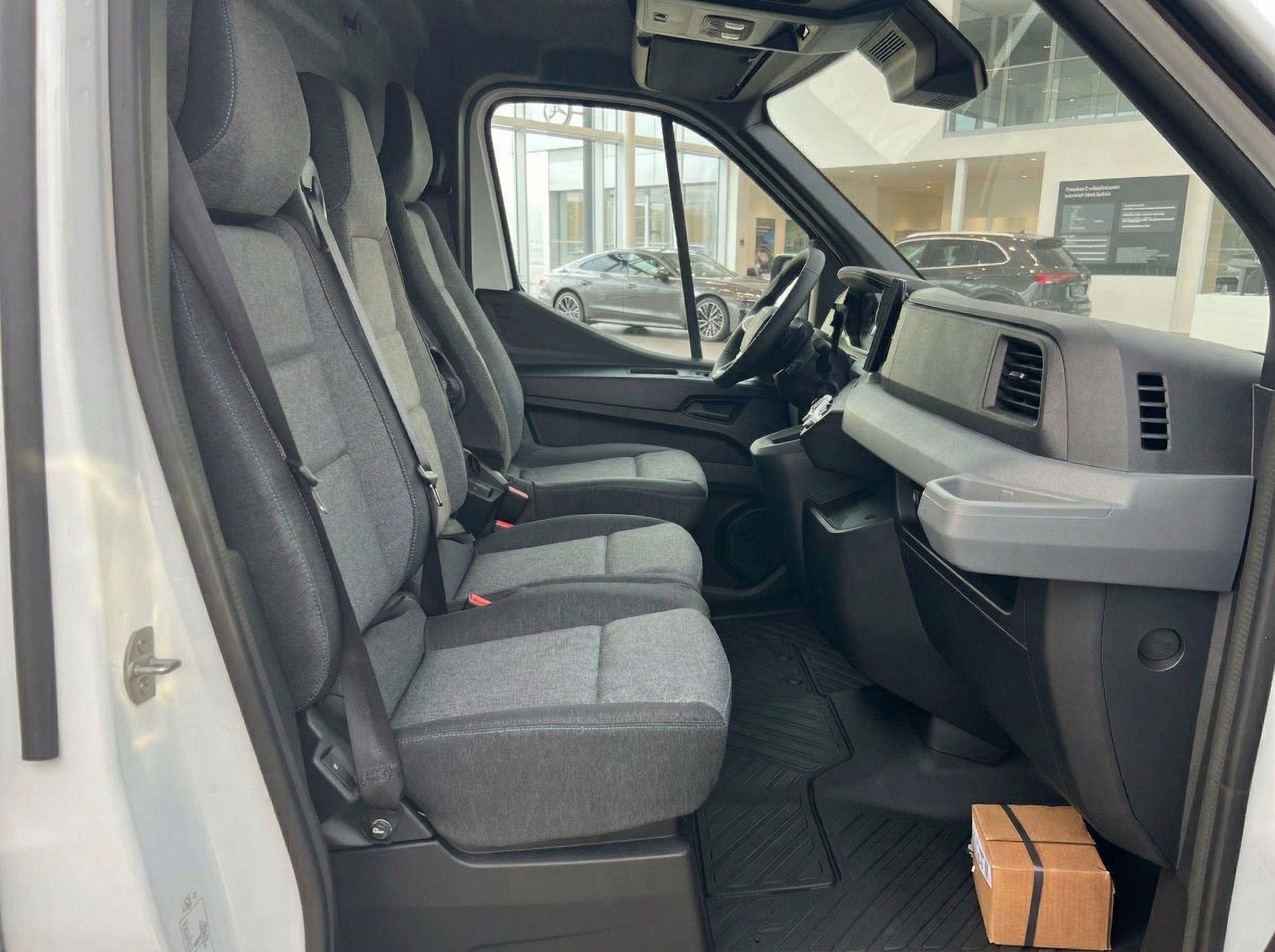 Renault Nutzfahrzeug Innenraum mit Beifahrersitzen und Dashboard