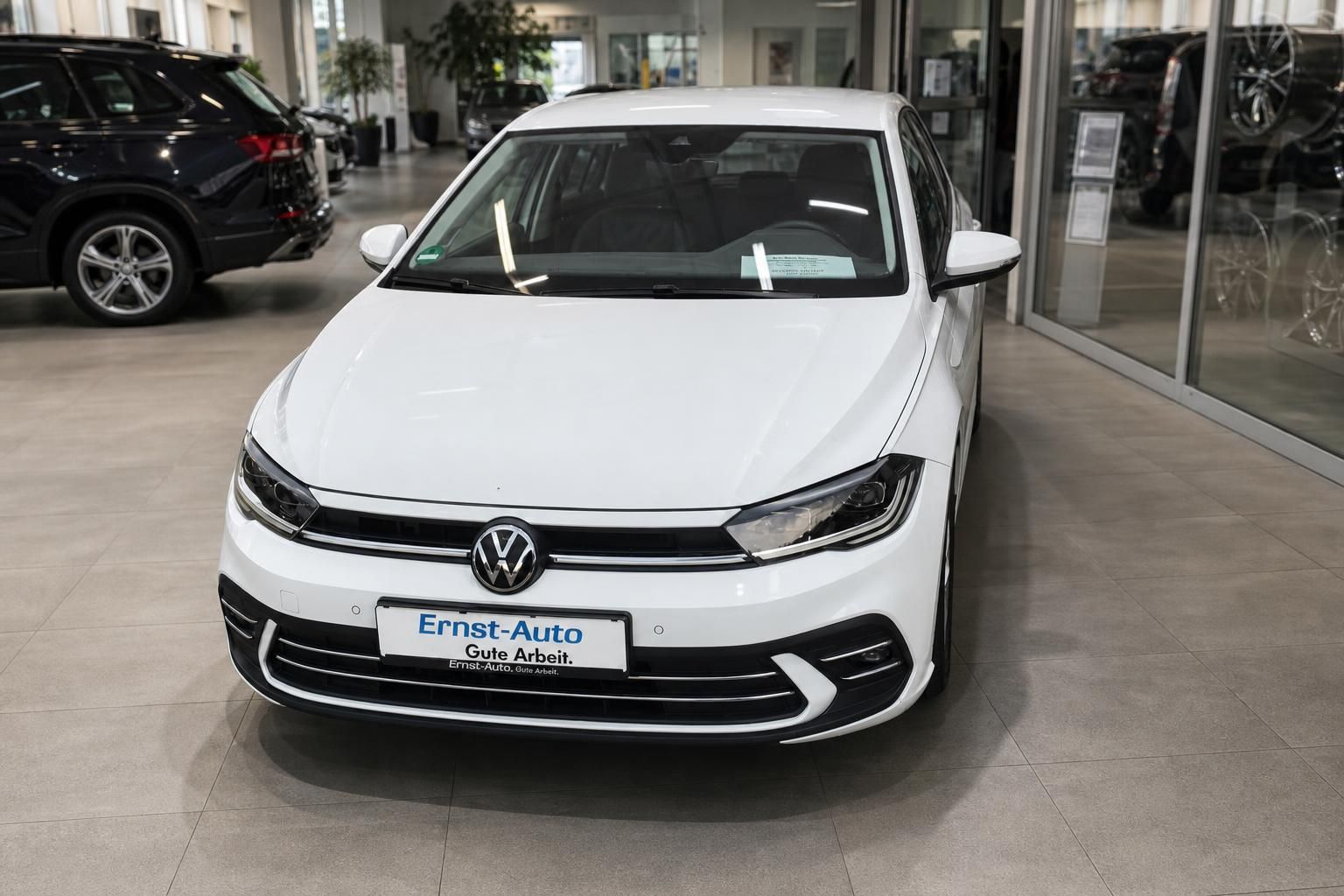VW Polo weiß Frontansicht im Autohaus Showroom
