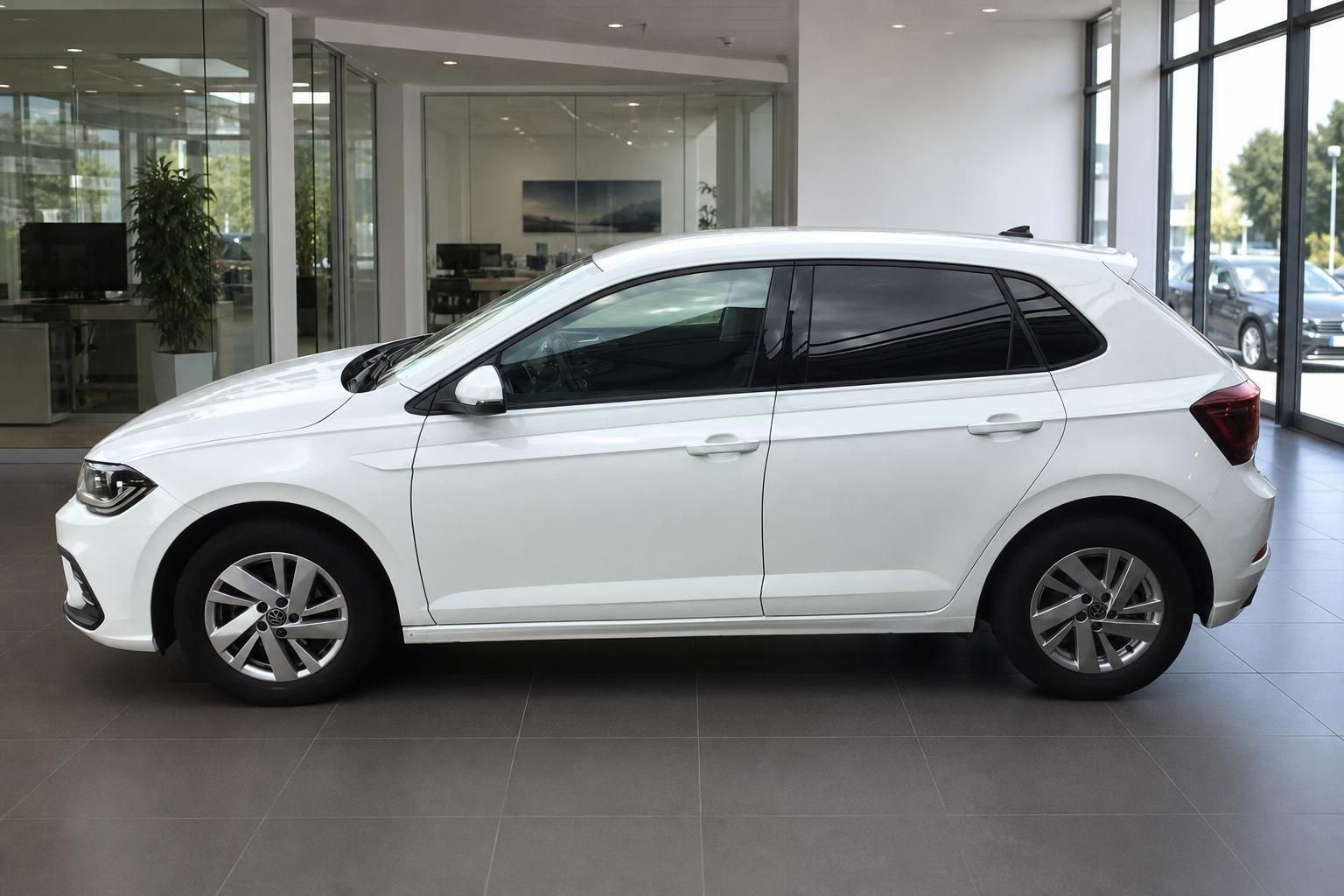 VW Polo weiß Seitenansicht im Autohaus Showroom