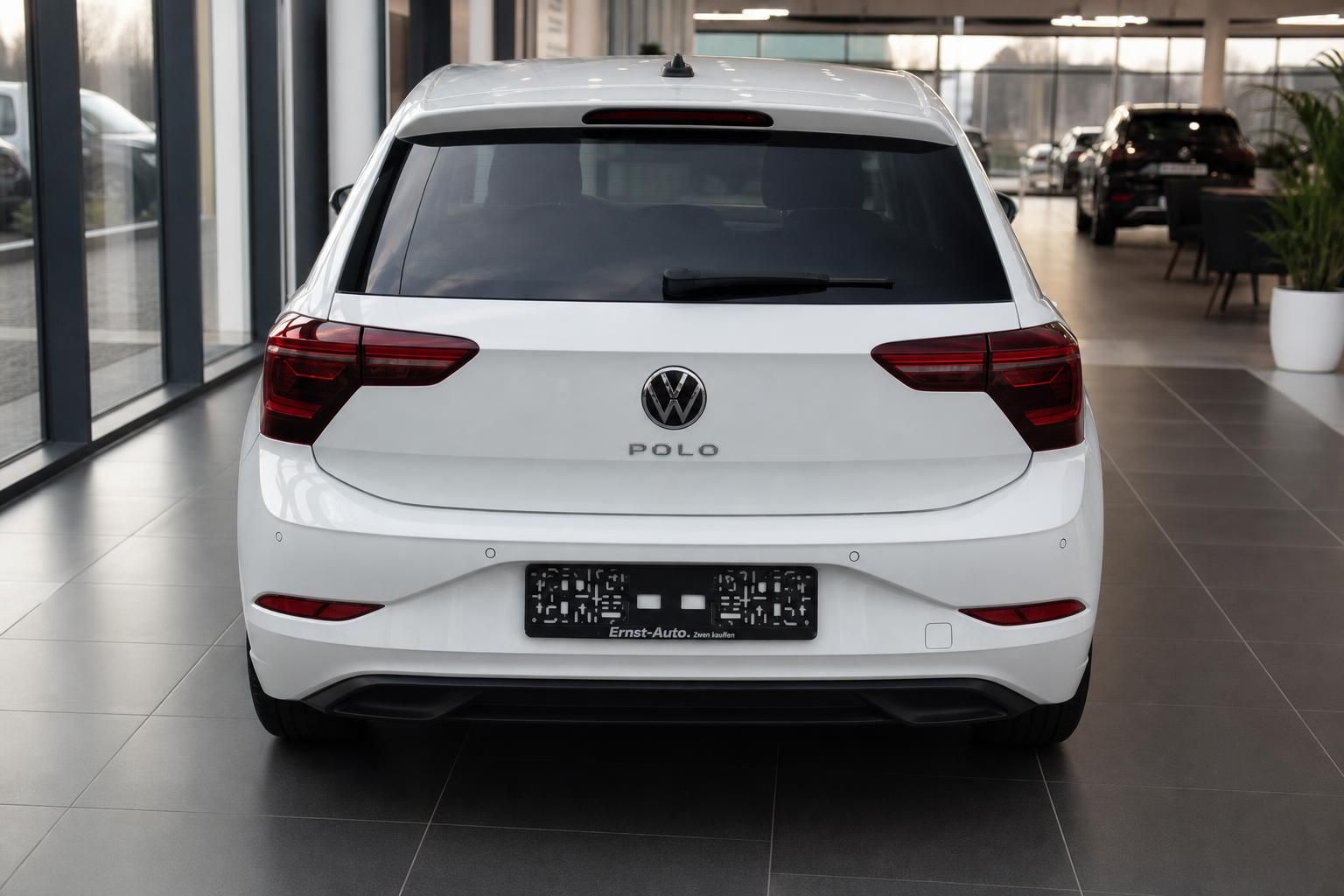 VW Polo weiß Heckansicht im Autohaus Showroom