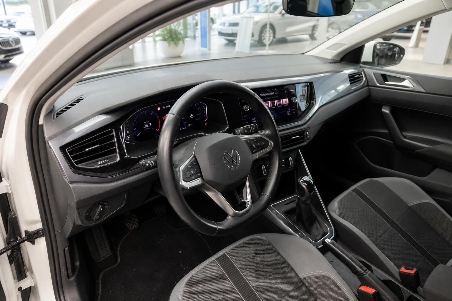 VW Polo Innenraum mit Cockpit und Lenkrad