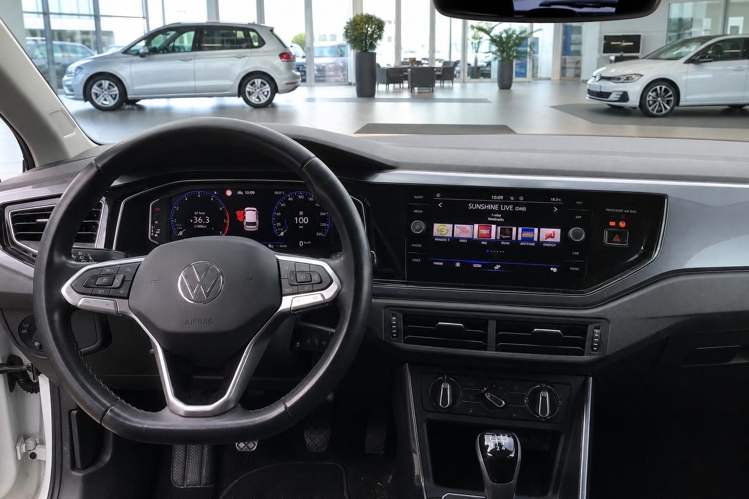 VW Cockpit mit Lenkrad, Digitaltacho und Infotainment-Display im Autohaus