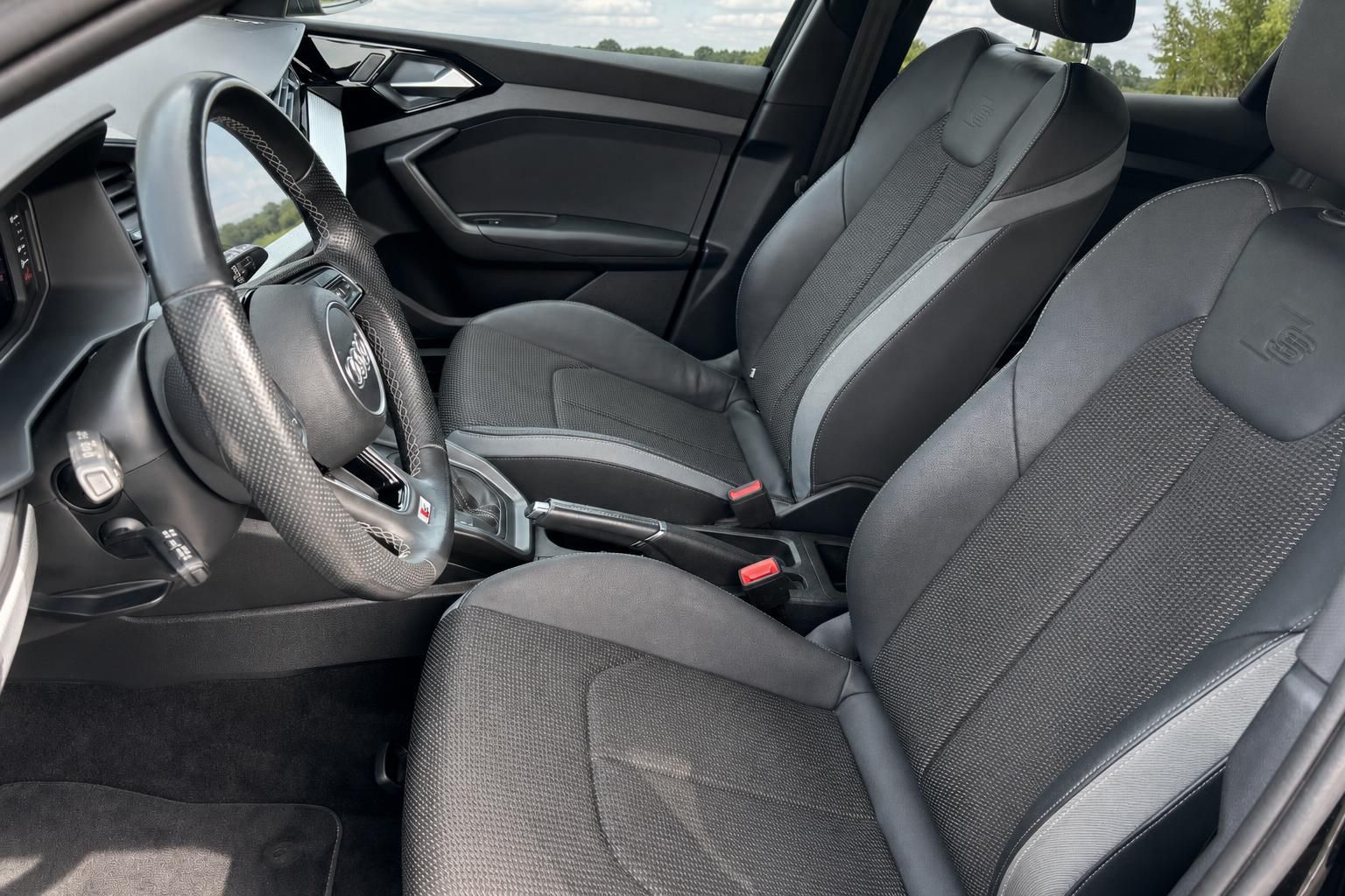 Audi A1 Sportback Innenraum vorne schwarz-grau mit Stoffsitzen und Lenkrad