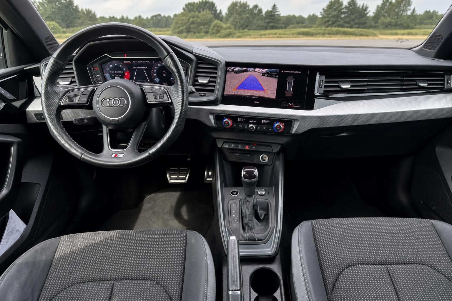 Audi Cockpit mit Lenkrad, Armaturenbrett und Infotainment-Display