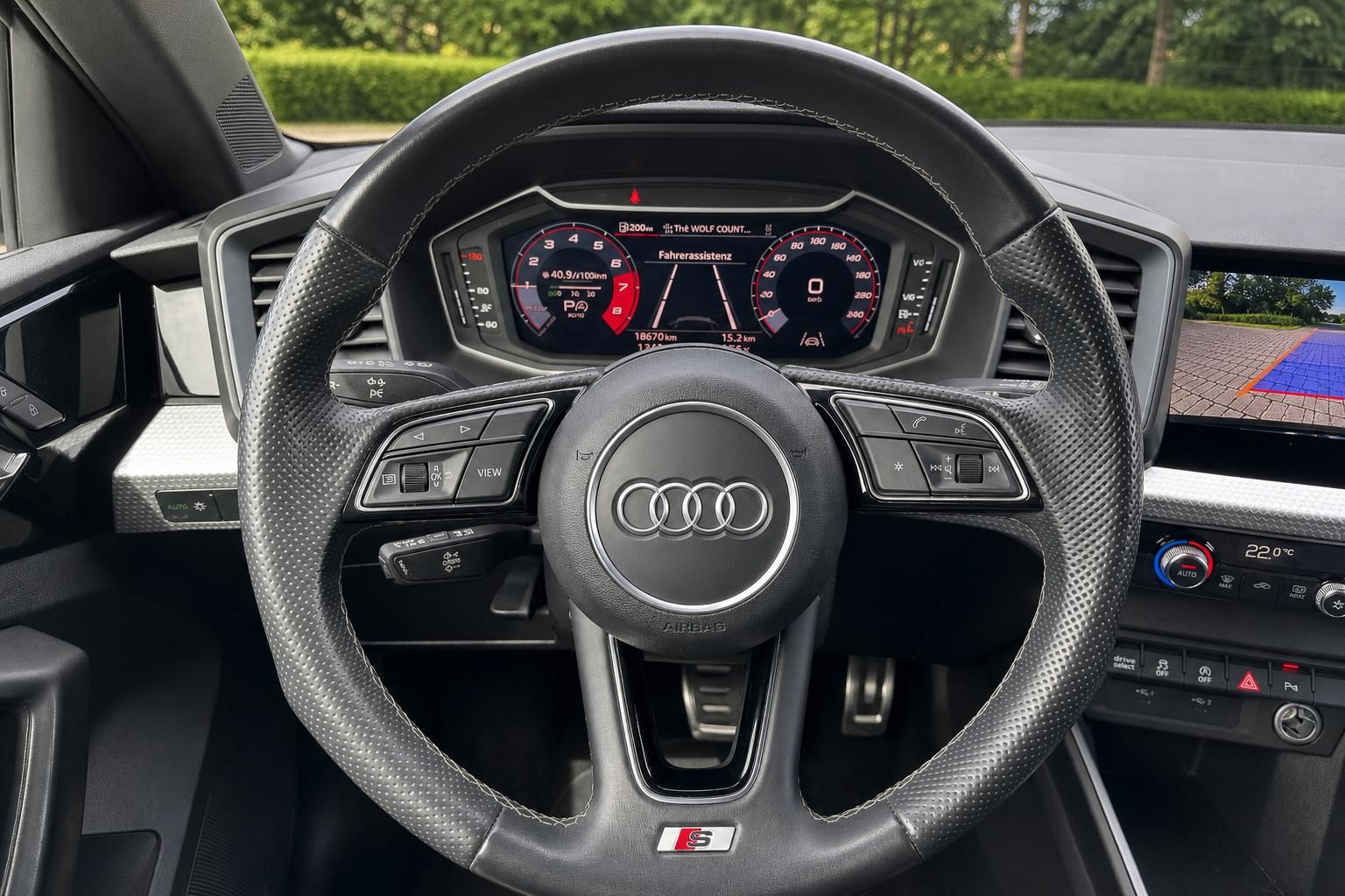 Audi Lenkrad mit S-Line Logo und Blick auf Tacho und Infotainment