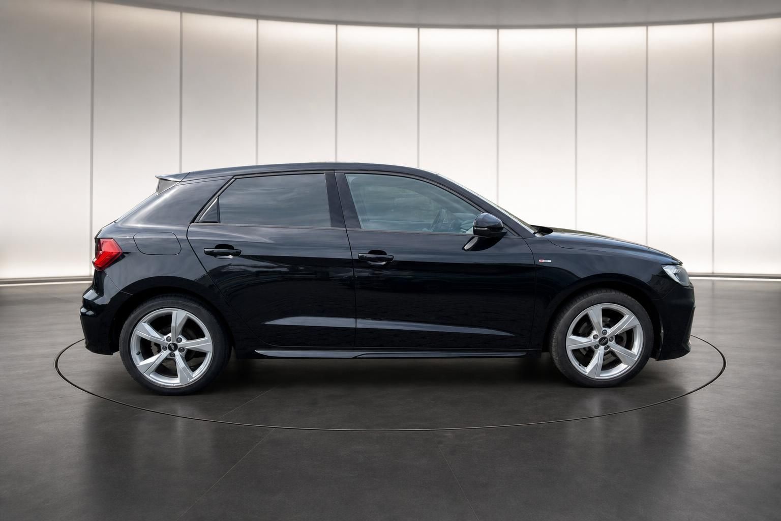Audi A1 Sportback in schwarzer Lackierung - Seitenansicht des kompakten Premium-Kleinwagens