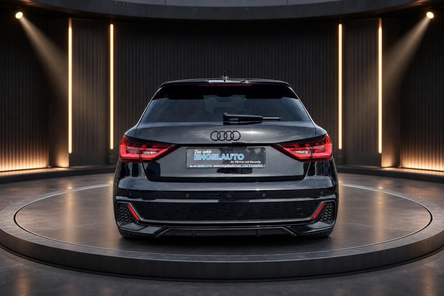 Audi A1 Sportback Heckansicht grau metallic mit Xenon-Rückleuchten im Studio
