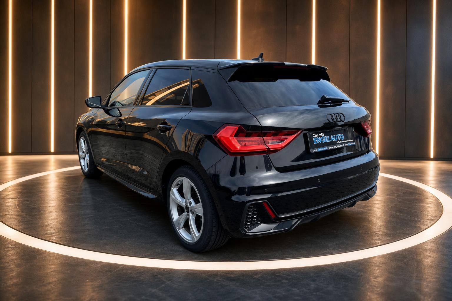 Audi A1 Sportback Schrägansicht hinten grau mit Alufelgen auf Drehteller