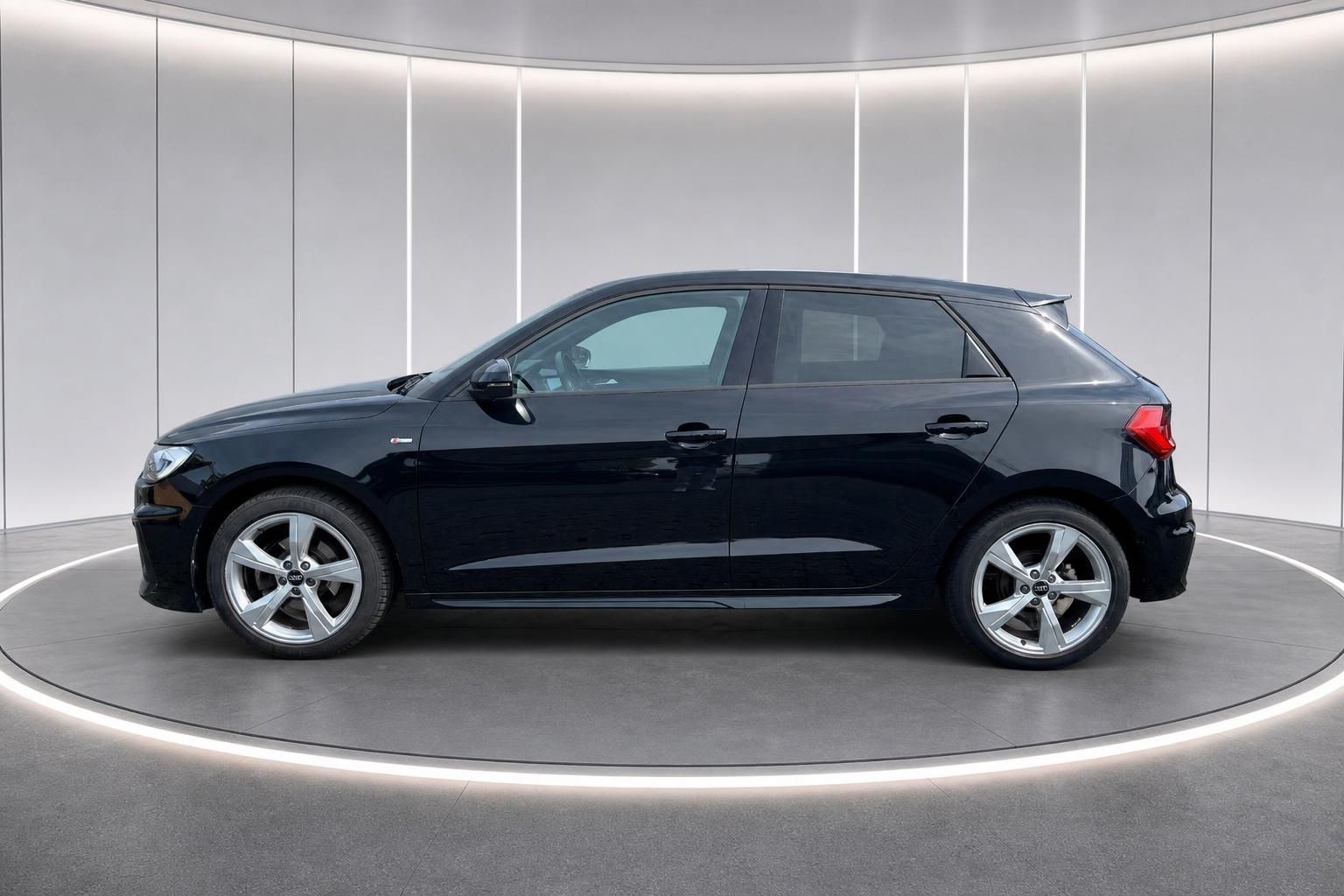 Audi A1 Sportback Seitenansicht grau metallic mit 5-Speichen-Alufelgen