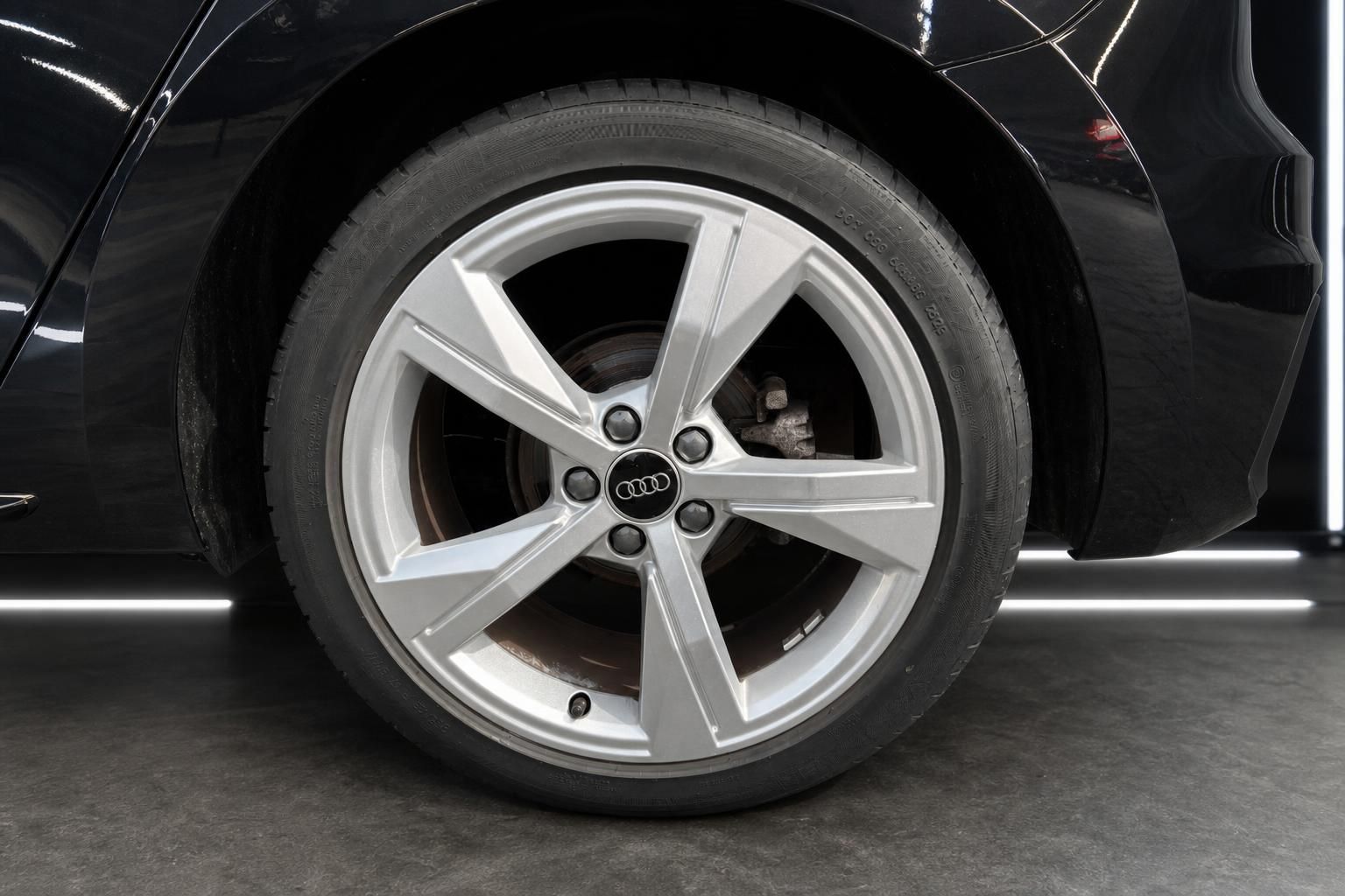 Audi A1 Sportback Detailaufnahme 17 Zoll Alufelge silber mit Audi Logo