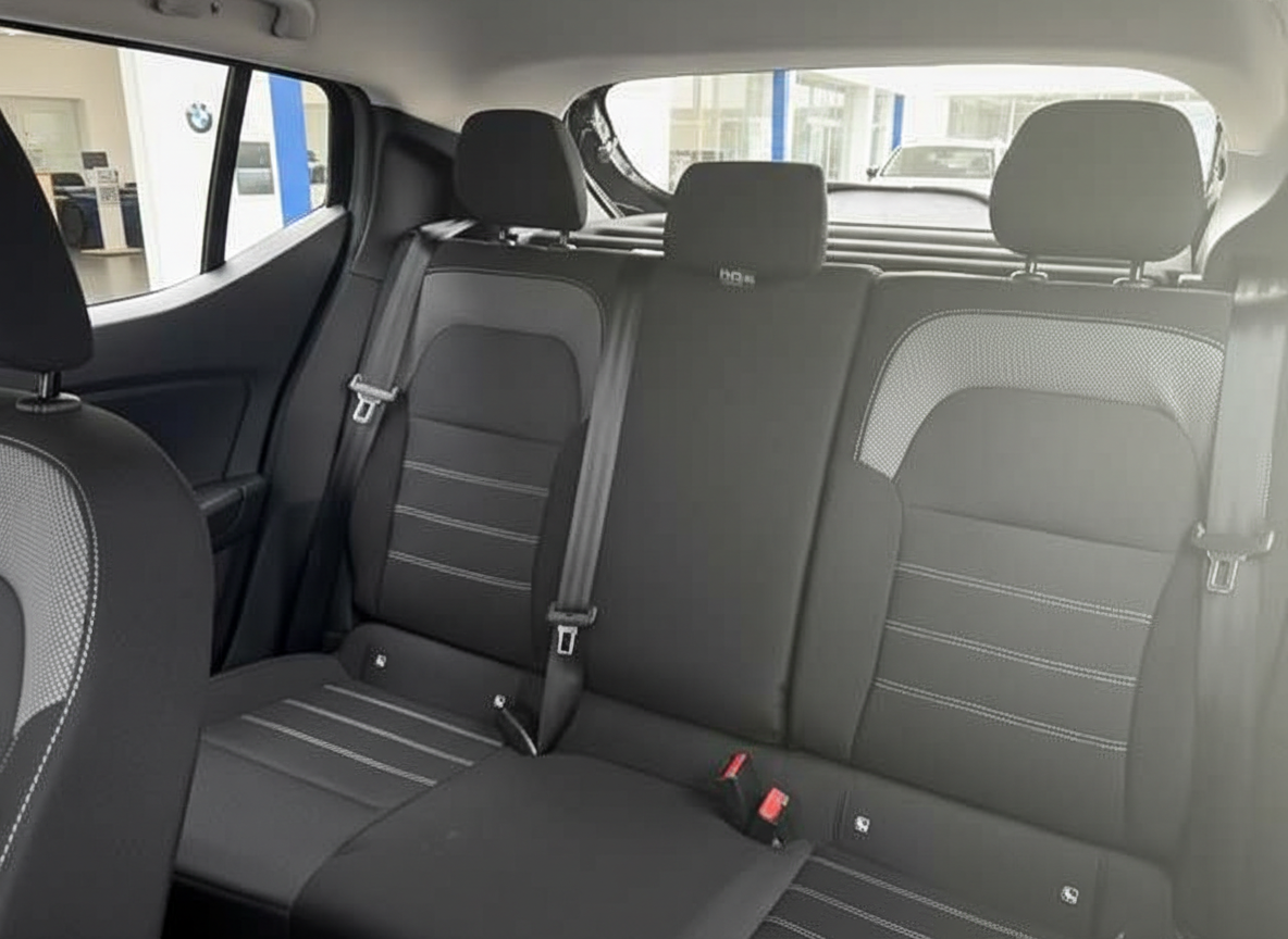 BMW Innenraum Rücksitzbank schwarz mit Sicherheitsgurten und Kopfstützen