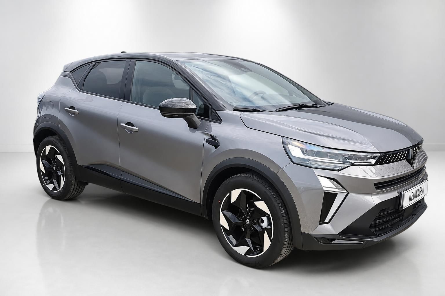 Renault Captur grau Frontansicht schraeg mit Kennzeichen Neuwagen im Studio
