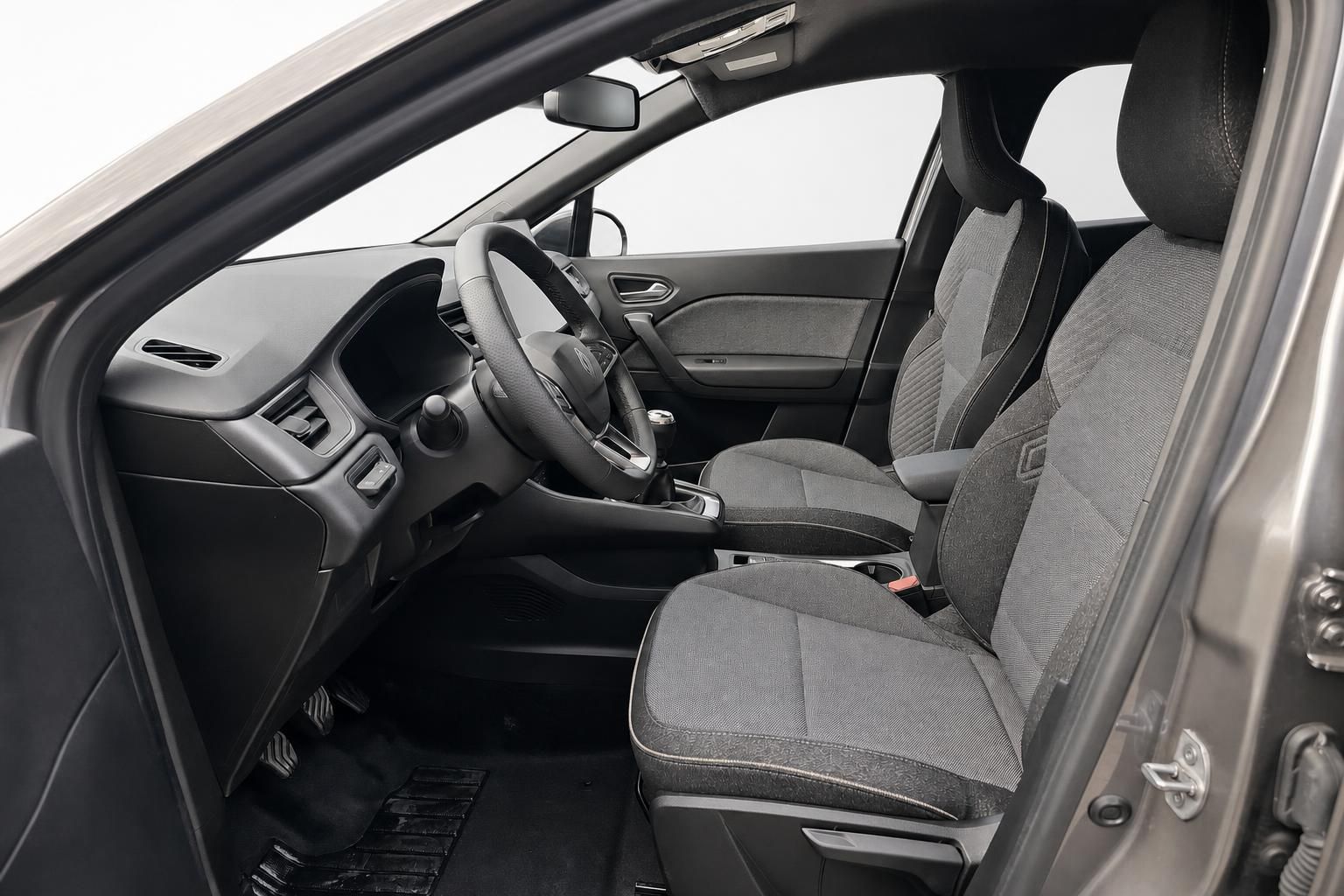 Renault Innenraum Vordersitze und Cockpit von der Fahrerseite