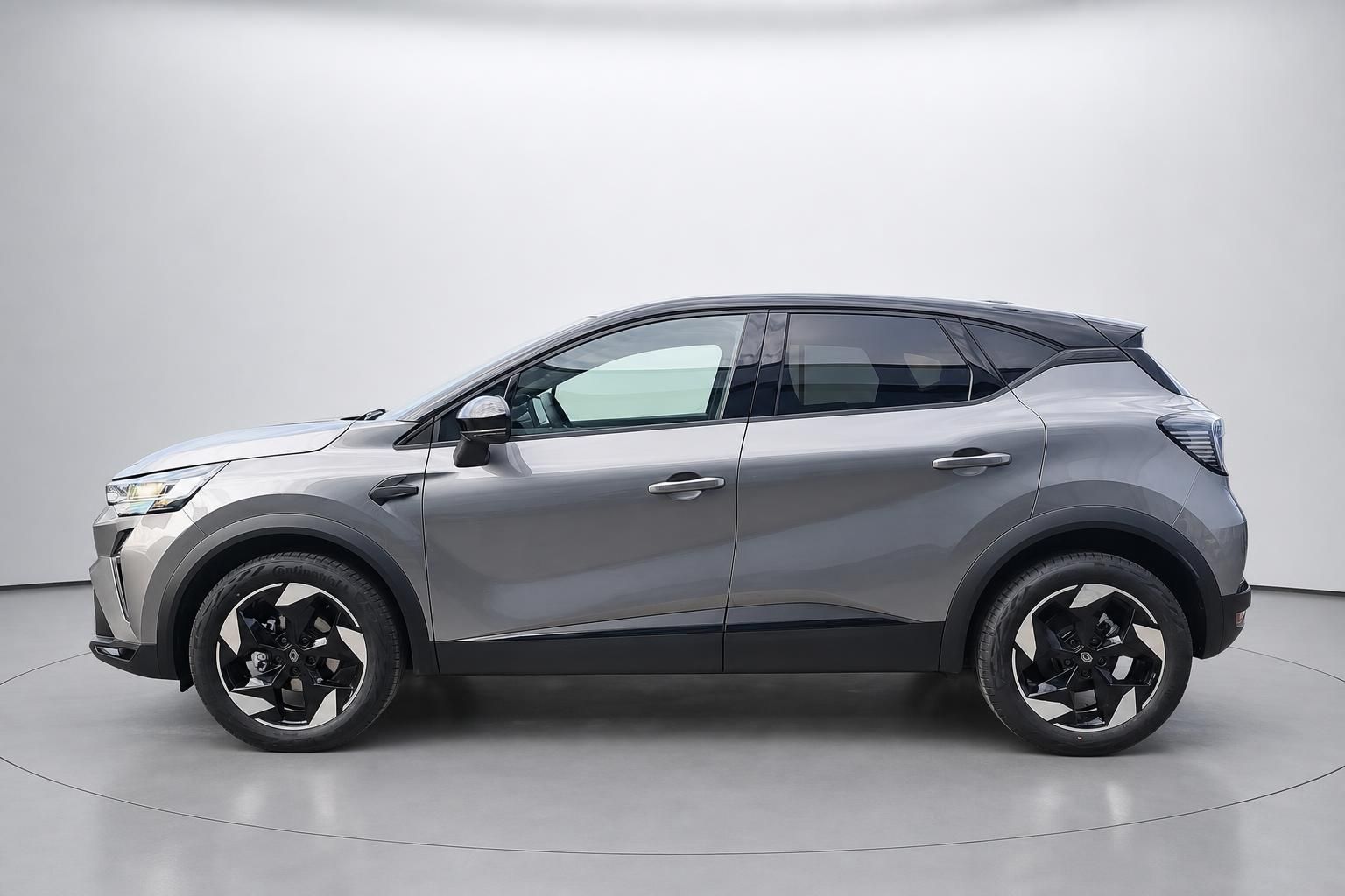 Renault Captur SUV in Grau, Seitenansicht im Fotostudio
