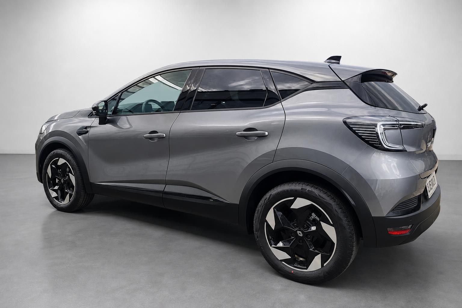 Renault Captur SUV in Grau, Heckansicht schräg im Studio