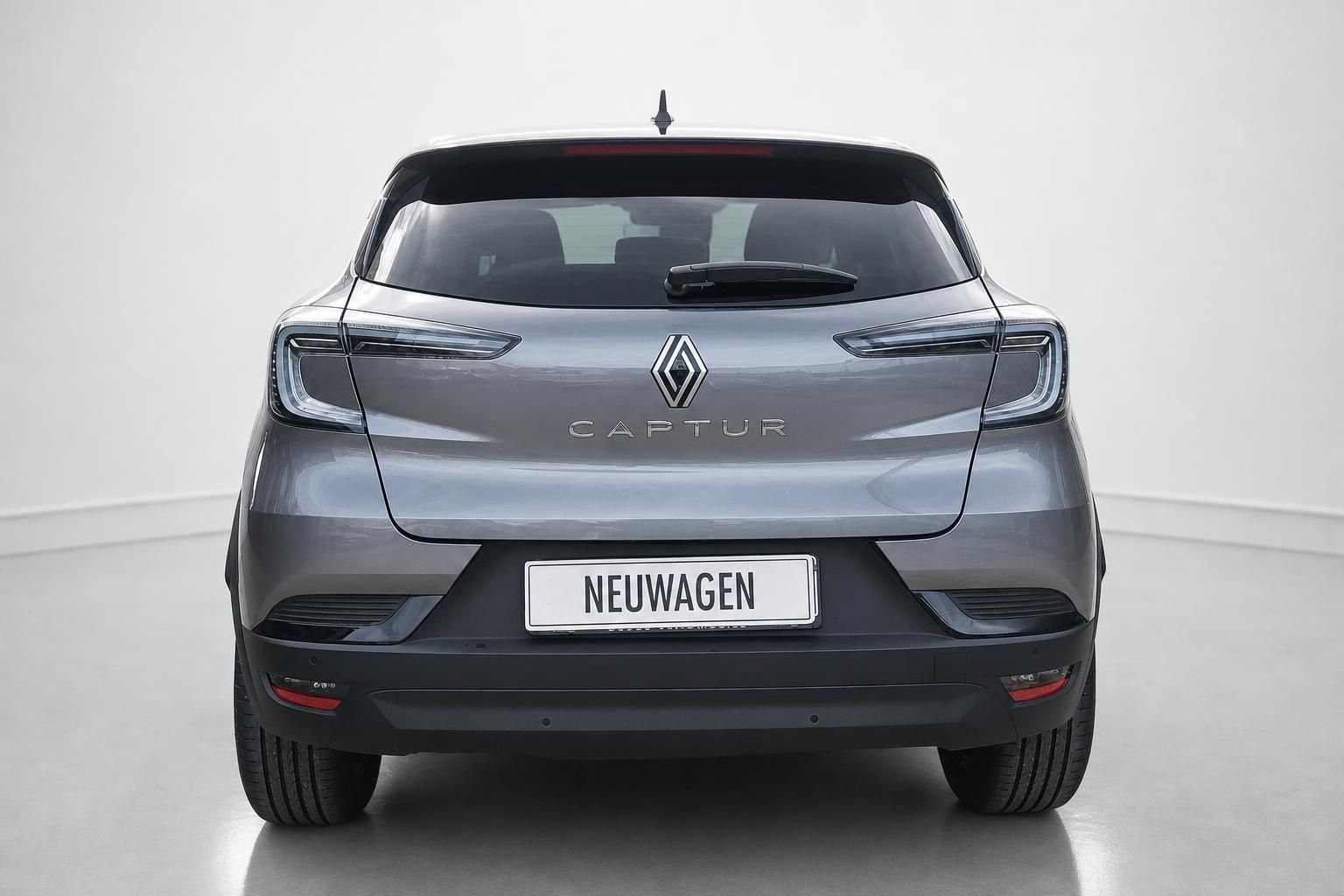 Renault Captur grau Heckansicht mit Kennzeichen Neuwagen im Studio