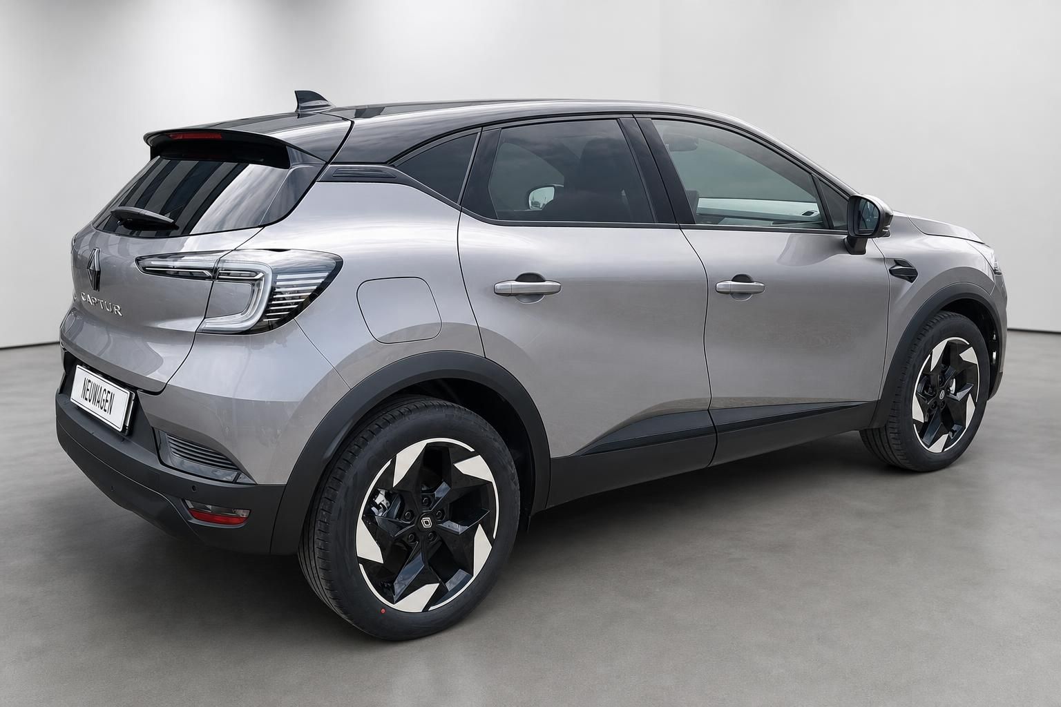 Renault Captur grau Heck-Seitenansicht mit Leichtmetallfelgen im Studio
