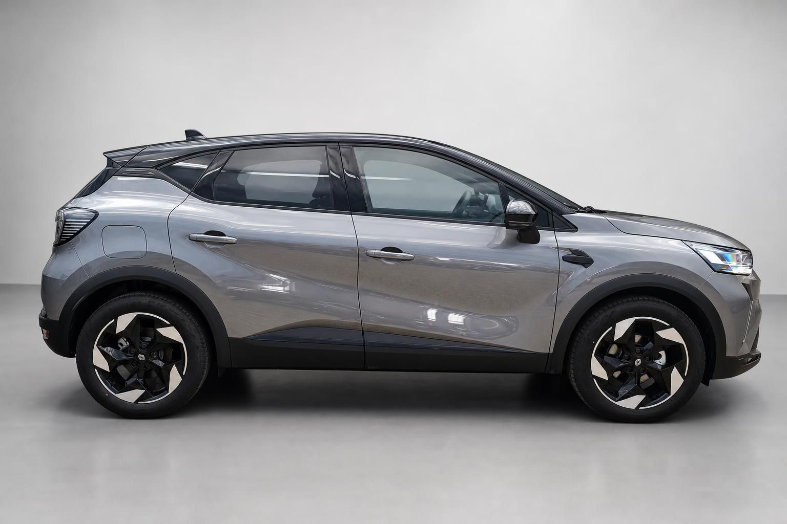 Renault Captur grau Seitenansicht SUV mit Leichtmetallfelgen Studioaufnahme