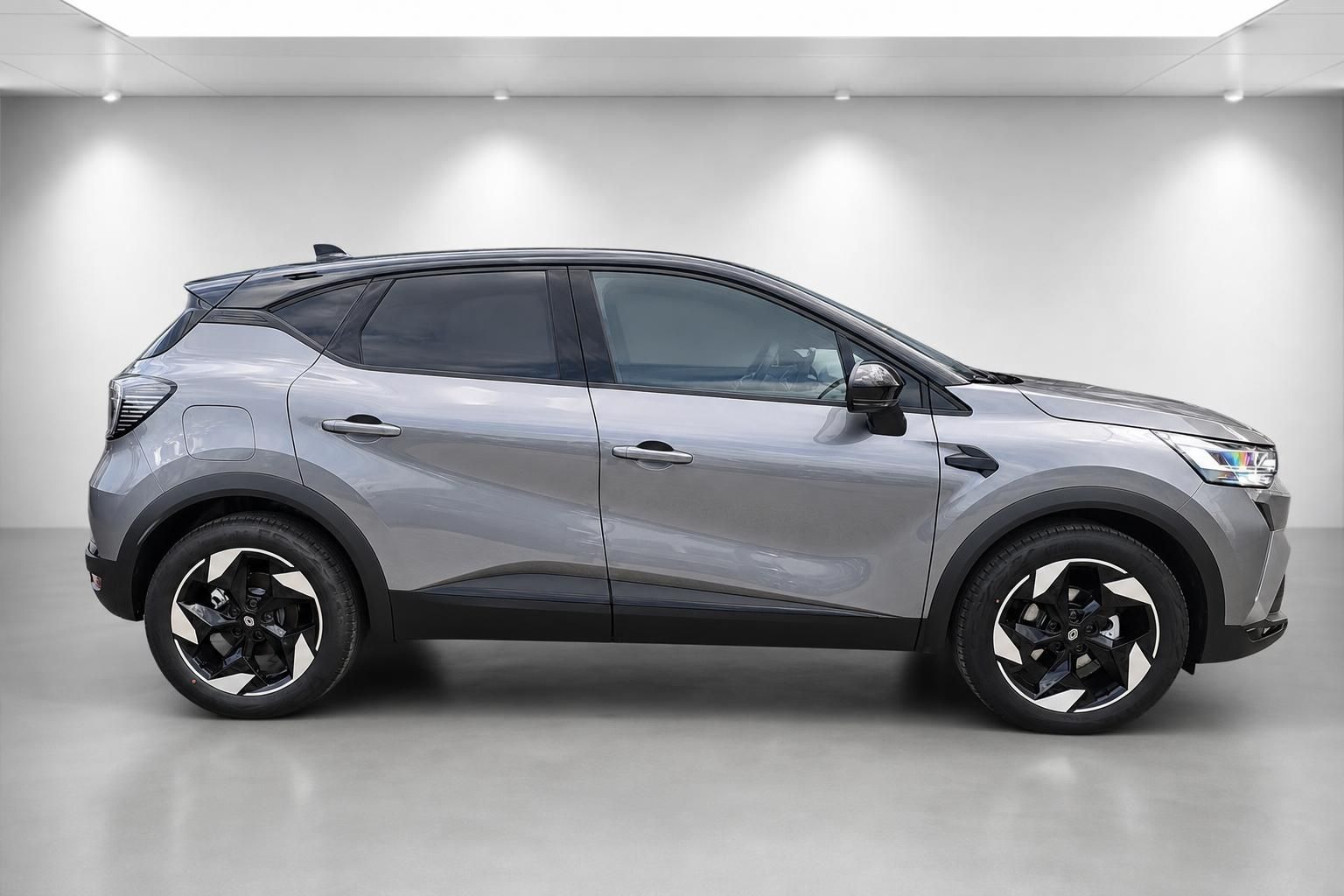 Renault Captur grau Seitenansicht SUV im hell beleuchteten Showroom