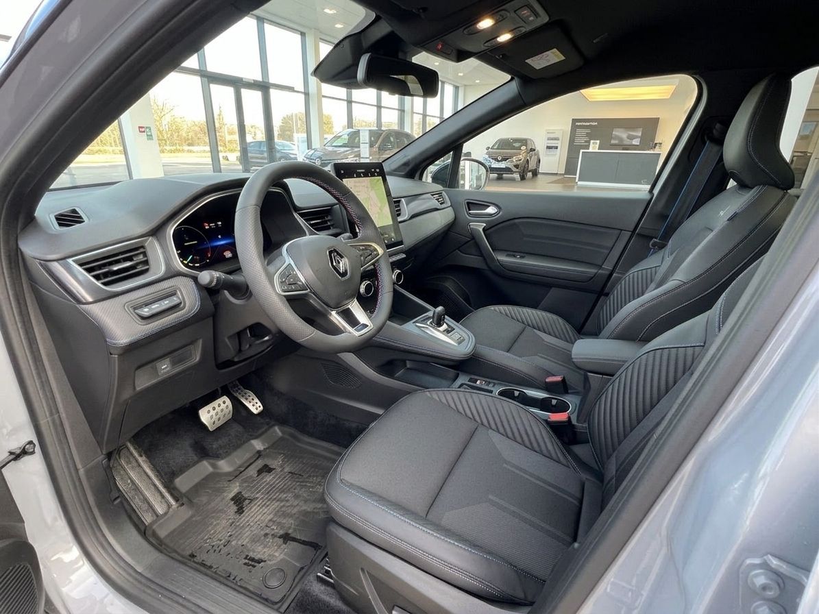 Fahrzeuginnenraum mit modernem Cockpit, Ledersitzen und Touchscreen-Display im Autohaus