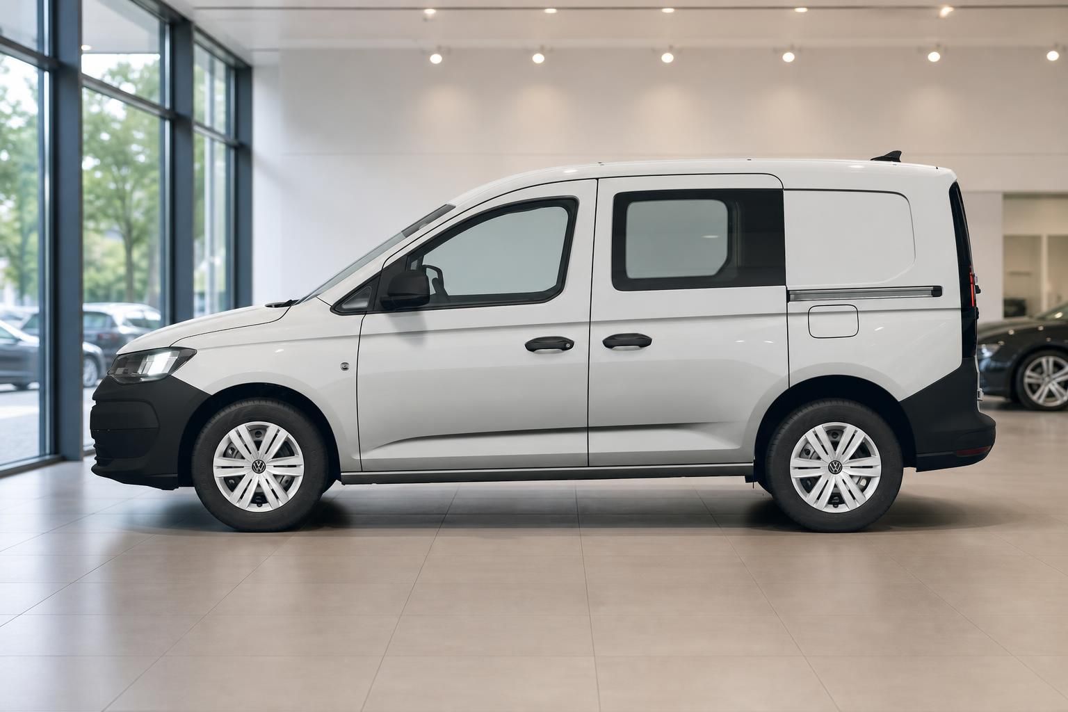 VW Caddy weiss Seitenansicht Nutzfahrzeug im Autohaus