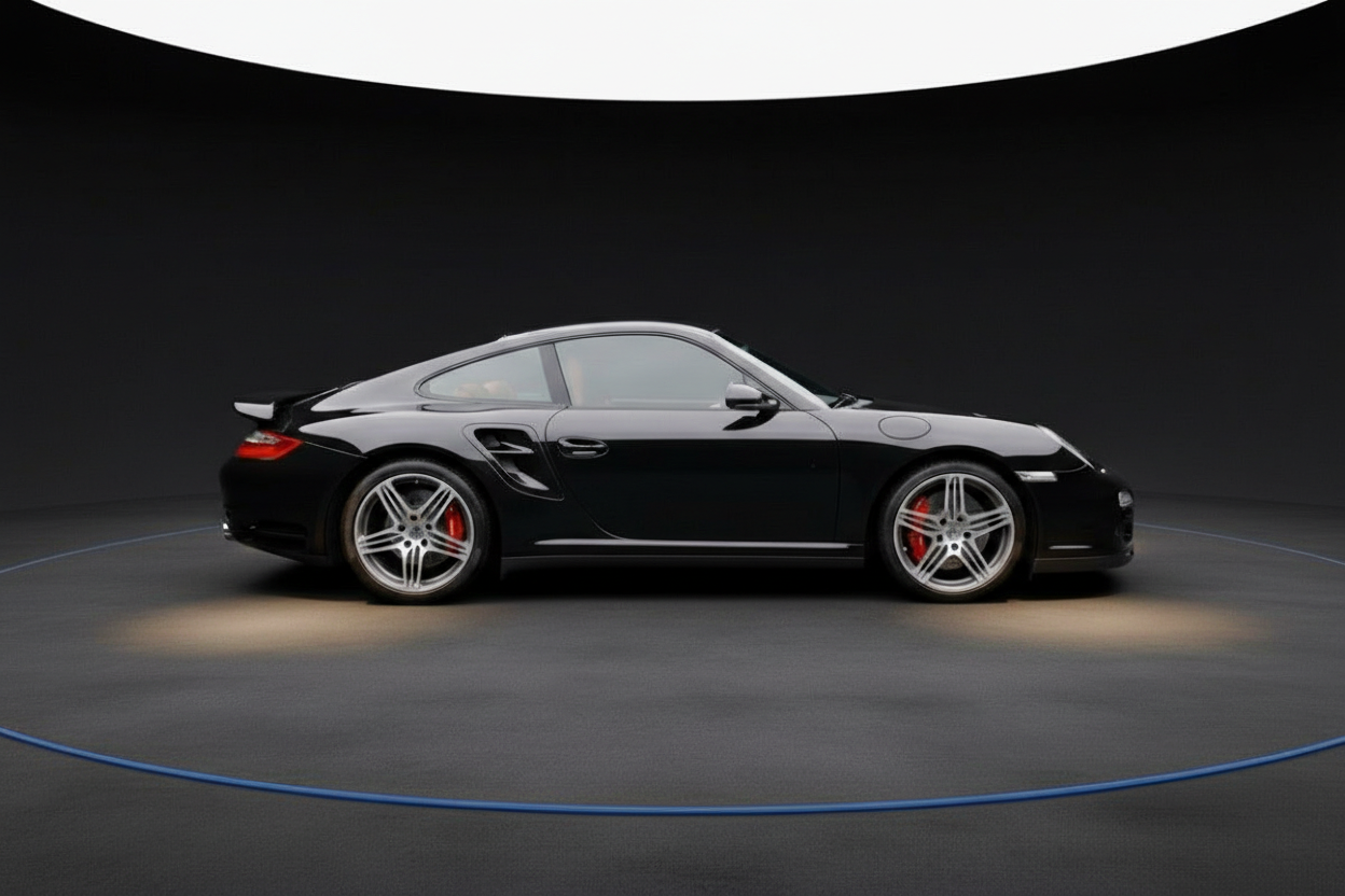 Schwarzer Porsche 911 Turbo (997) Coupé in professionellem Fotostudio, Seitenansicht
