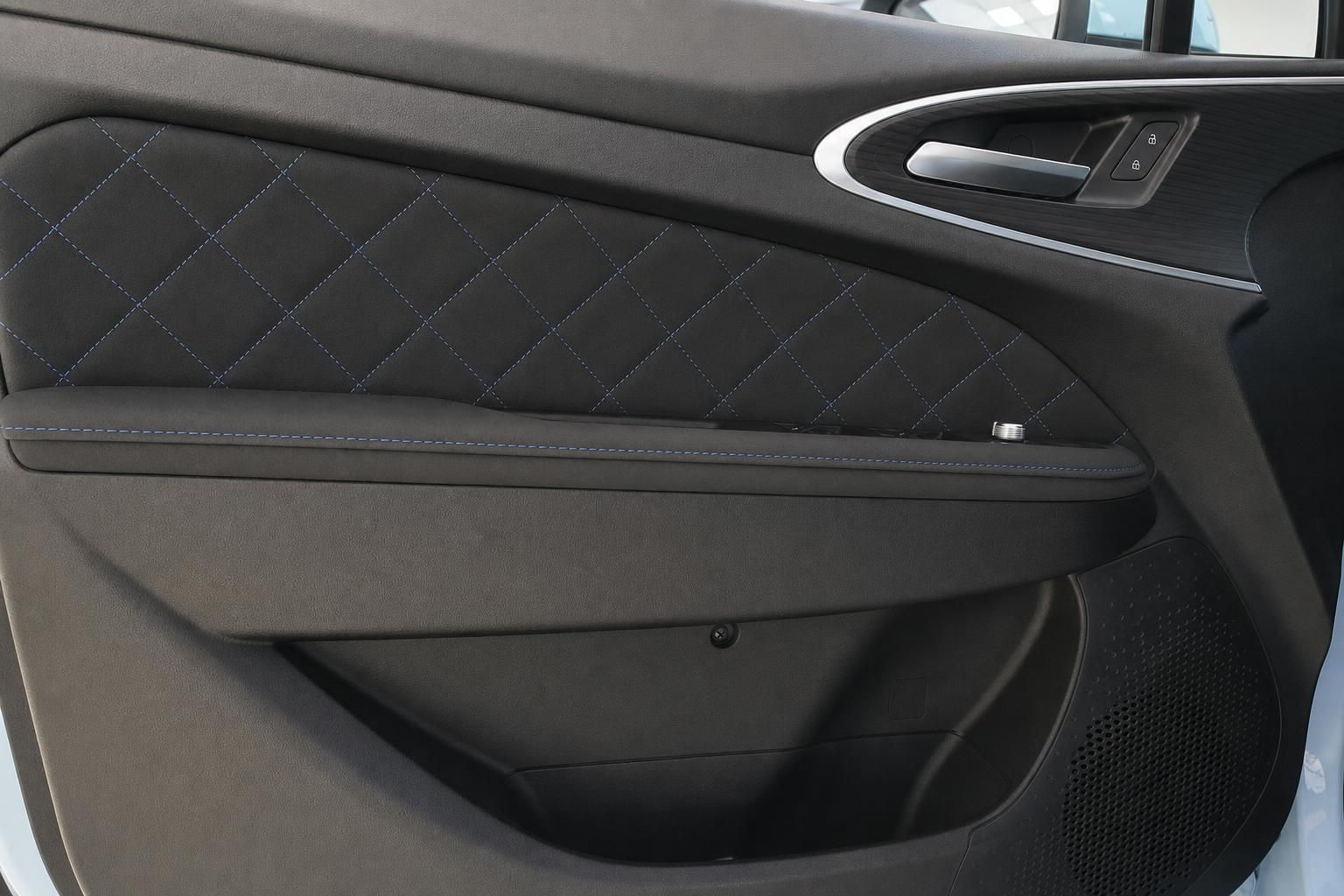 Türverkleidung mit gestepptem Design im Fahrzeuginterieur